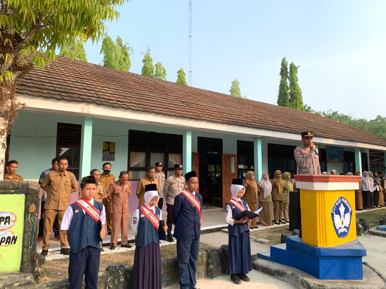 POLSEK BELITANG III GELAR UPACARA POLISI PEDULI PENDIDIKAN DI SMP NEGERI 2 BELITANG III
