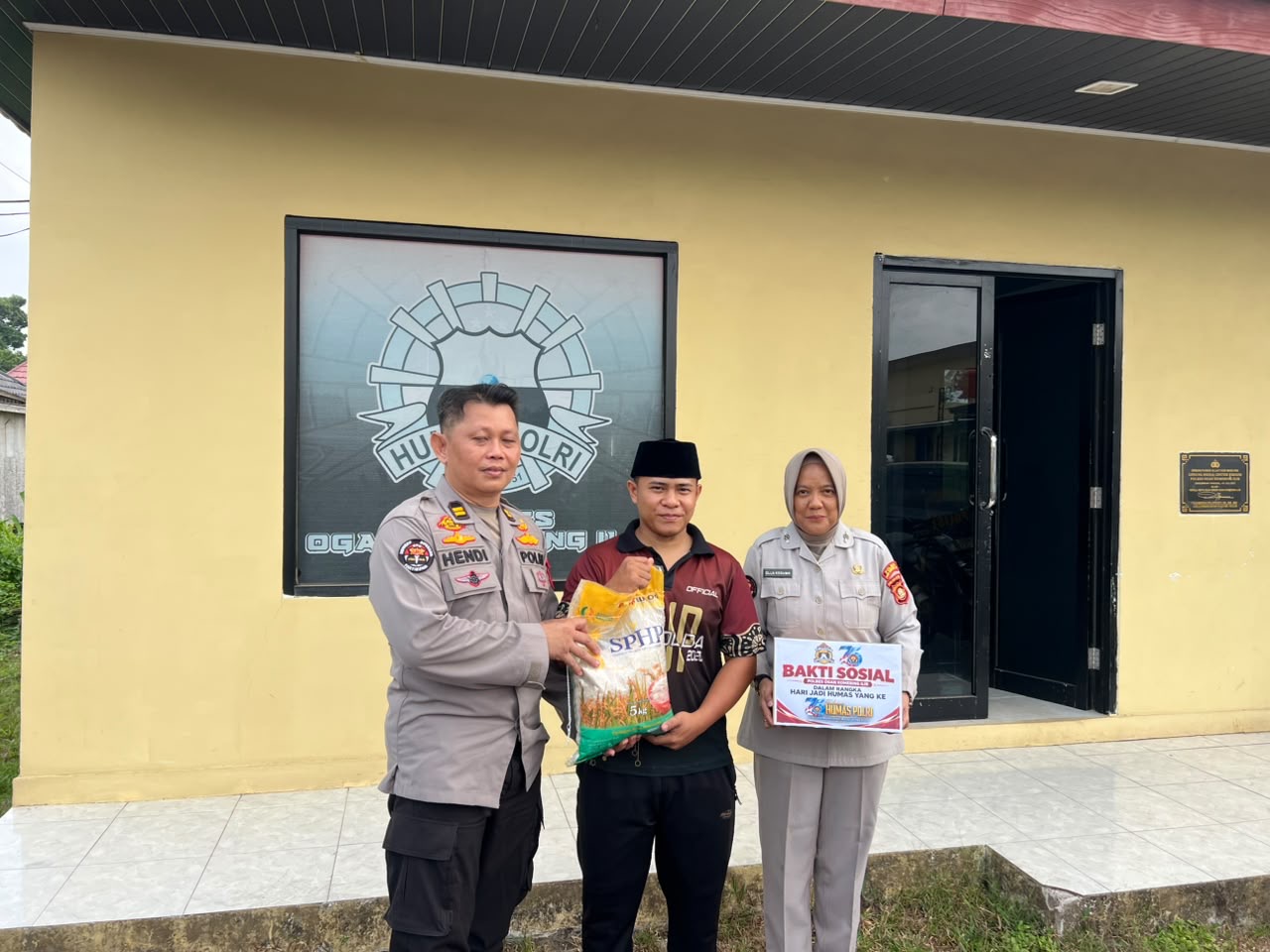 HUT ke-75 Humas Polri, Humas Polres OKI Salurkan 20 Paket Sembako untuk Masyarakat