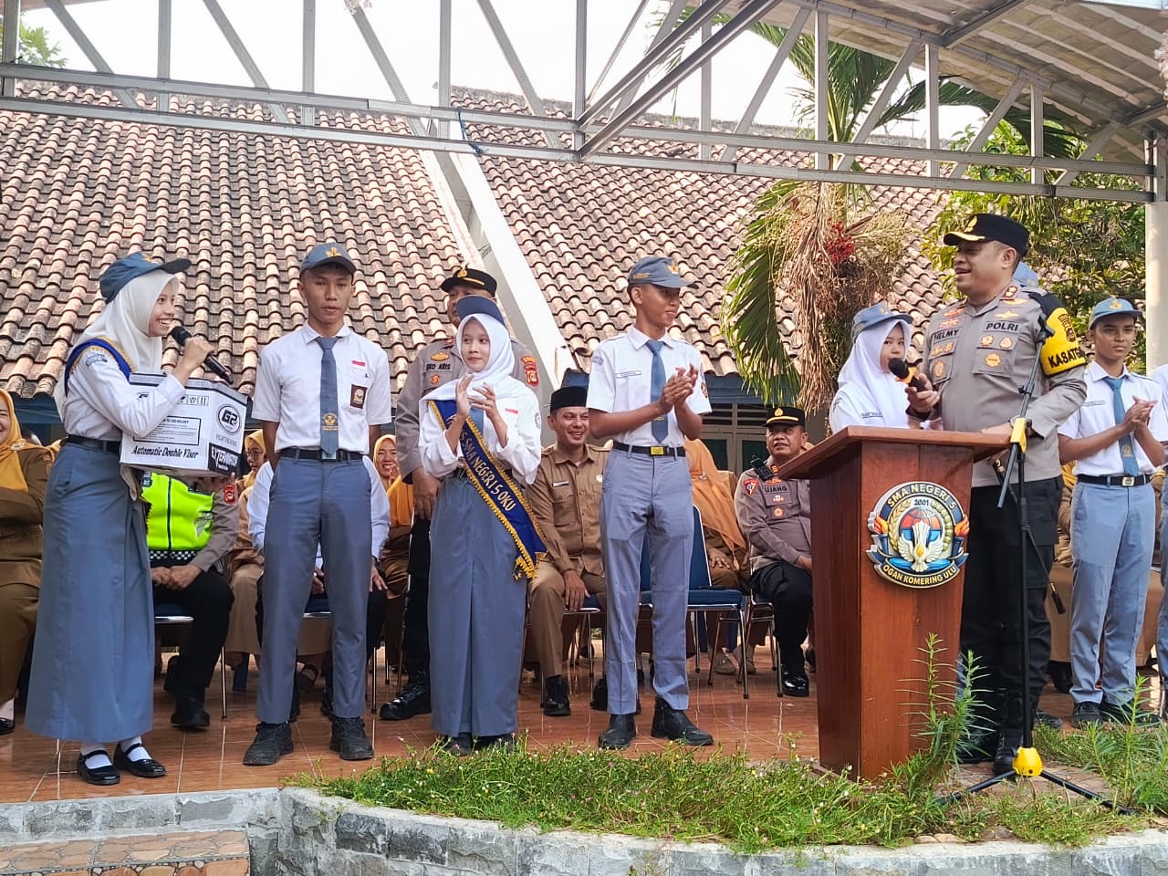 Kapolres OKU Laksanakan Program POLIDIK (Polisi Peduli Pendidikan) di SMA Negeri 5