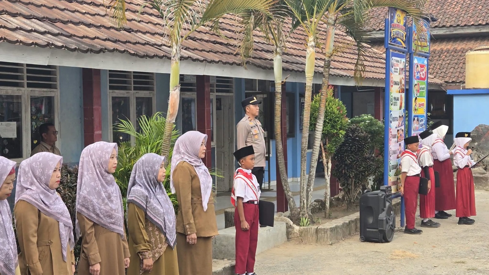 POLIDIK : Kapolsek Semidang Aji Jadi Pembina Upacara di SDN 93 OKU, Tekankan Disiplin dan Bahaya Bullying