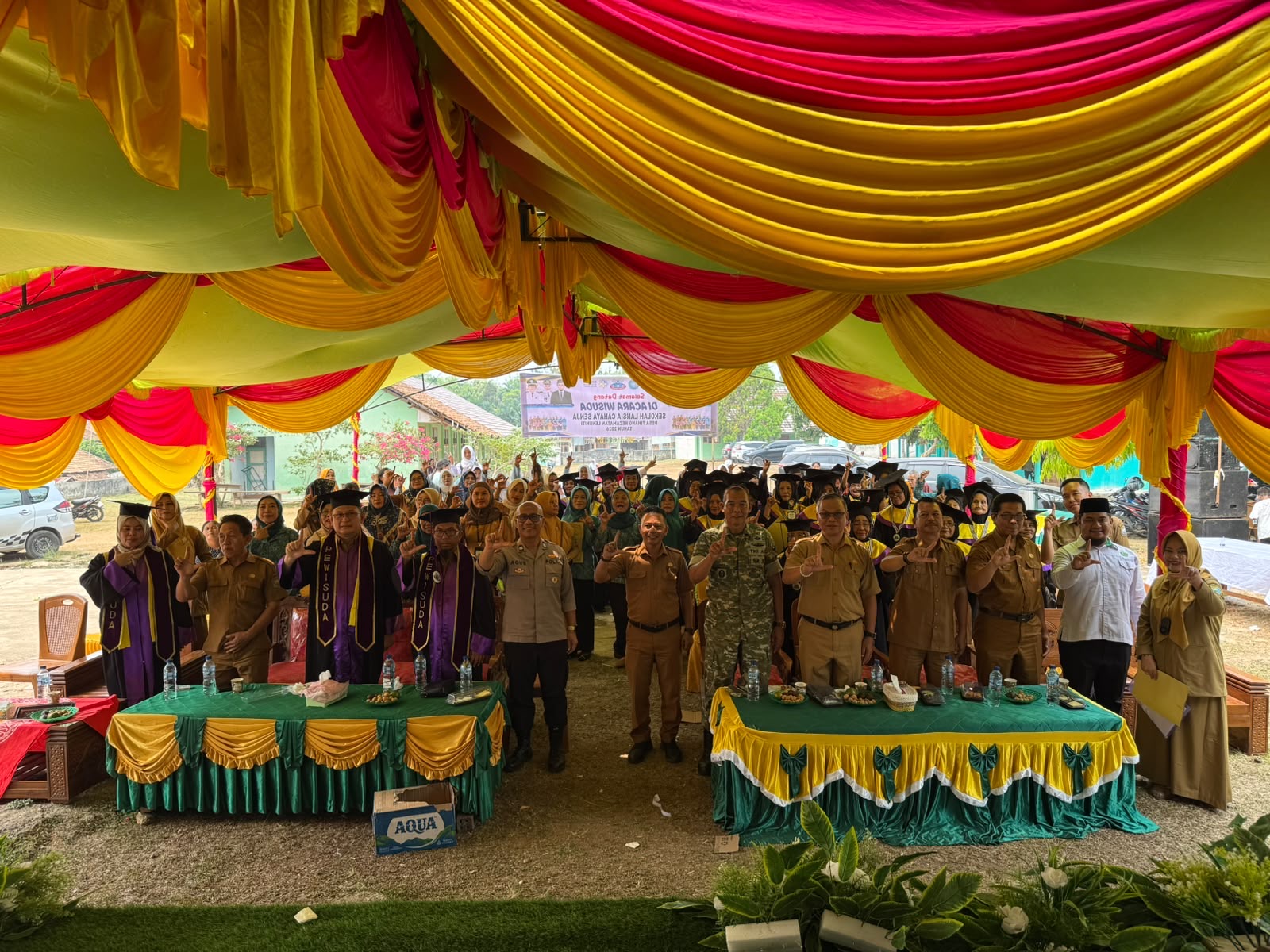 Polsek Lengkiti Hadiri Wisuda Sekolah Lansia Cahaya Senja di Desa Tihang, 36 Lansia Diwisuda