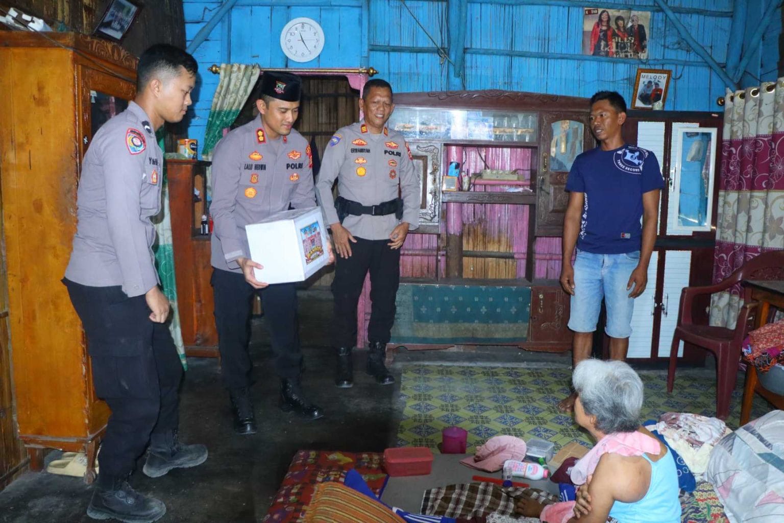 Berbagi Berkah di HUT Humas Polri ke-75, Polres OKU Timur Salurkan Puluhan Paket Sembako untuk Warga