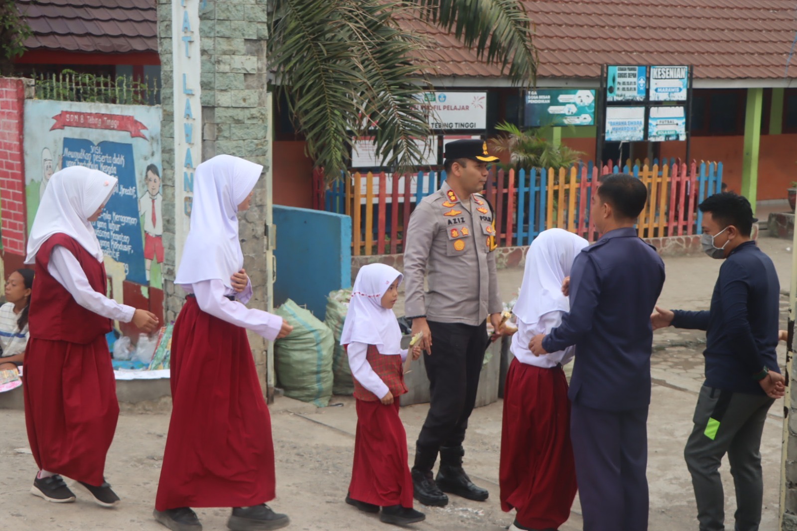 *Turun Langsung Jaga Keamanan Pagi, Kapolres Empat Lawang Laksanakan Strong Point Bagi Pelajar dan Masyarakat*