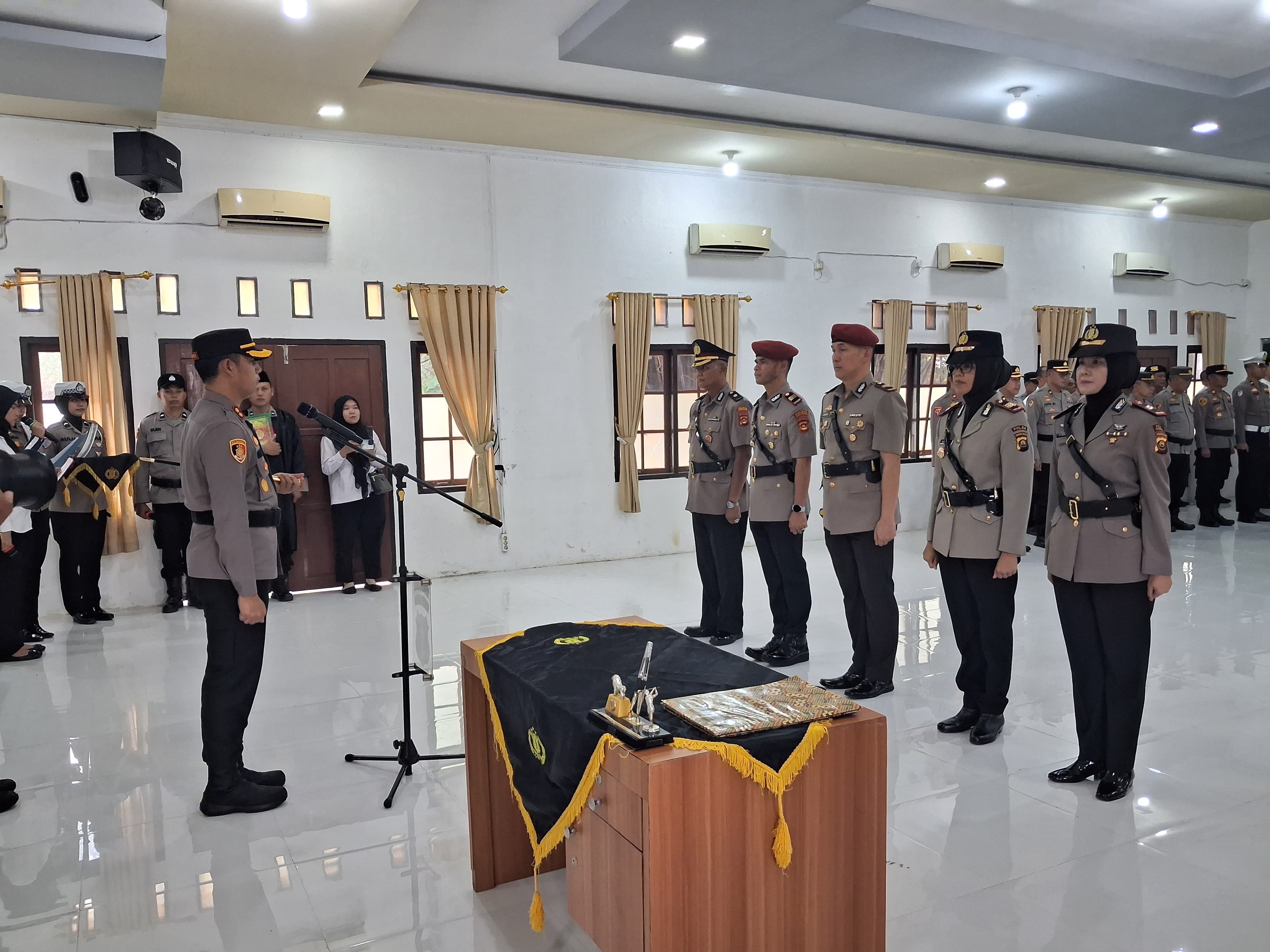 KAPOLRES PRABUMULIH PIMPIN PELANTIKAN KABAG SDM DAN SERTIJAB KASAT RESKRIM SERTA KASAT LANTAS