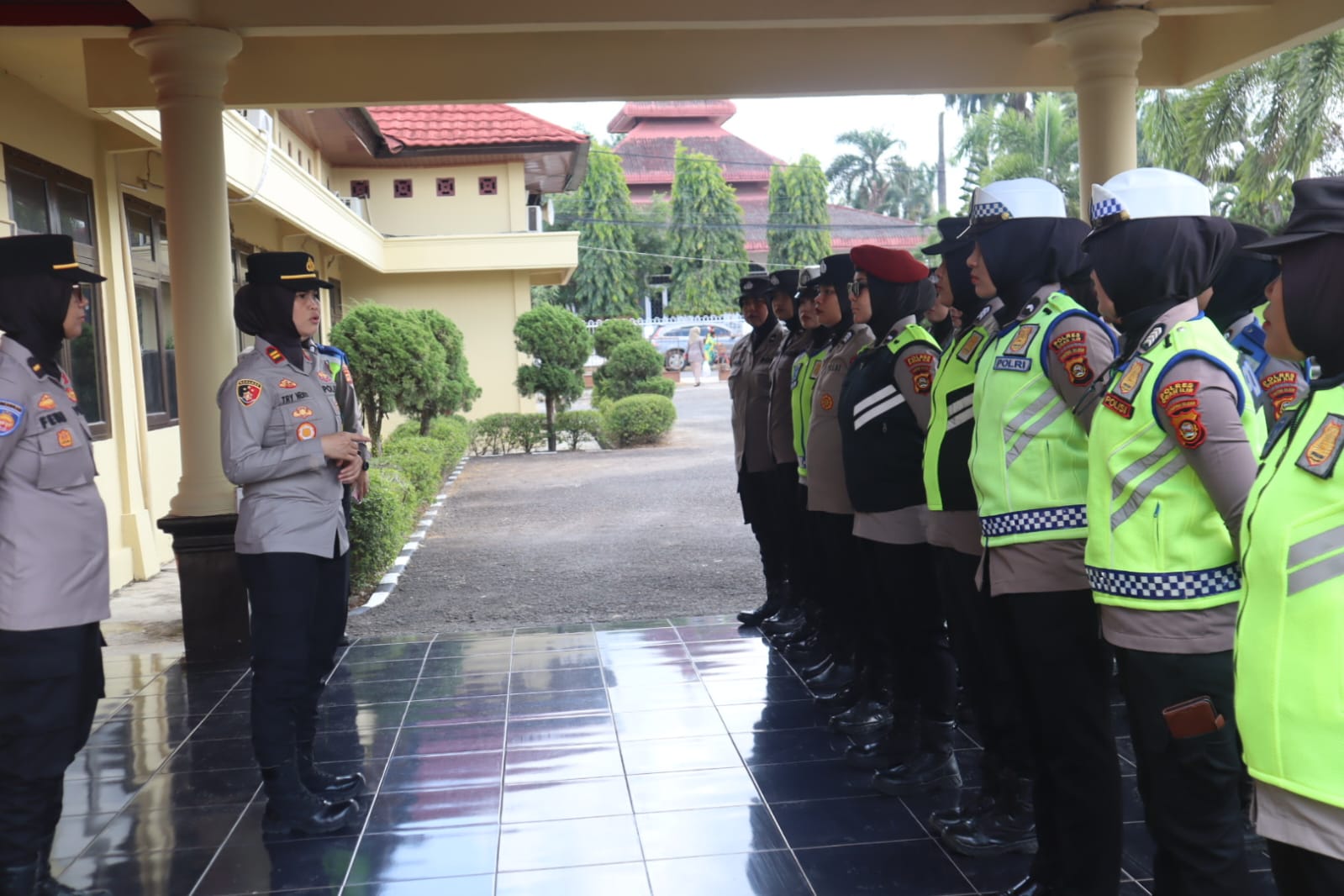 POLWAN POLRES OGAN ILIR LAKSANAKAN PENGAMANAN SHOLAT JUMAT, PATROLI R2, DAN SOSIALISASIKAN LARANGAN KARHUTLA KEPADA MASYARAKAT