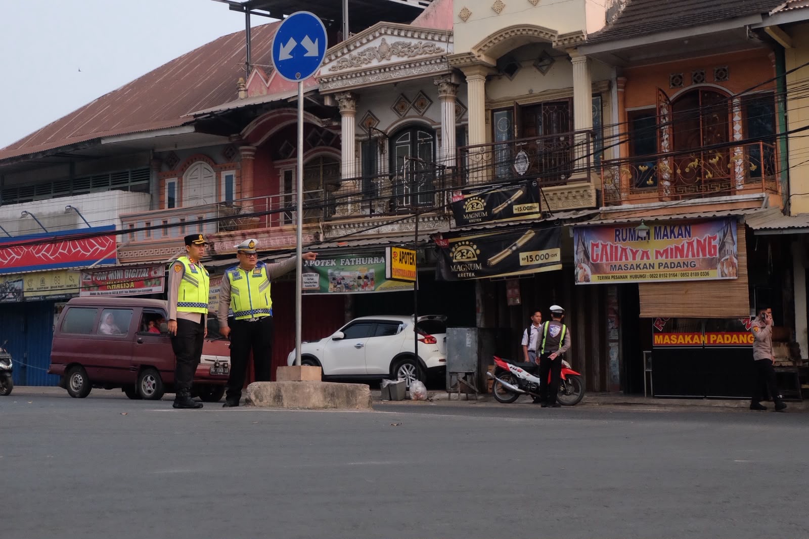 *Kapolres OKI Turun Langsung Atur Lalu Lintas Pagi, Pastikan Aktivitas Warga Lancar*