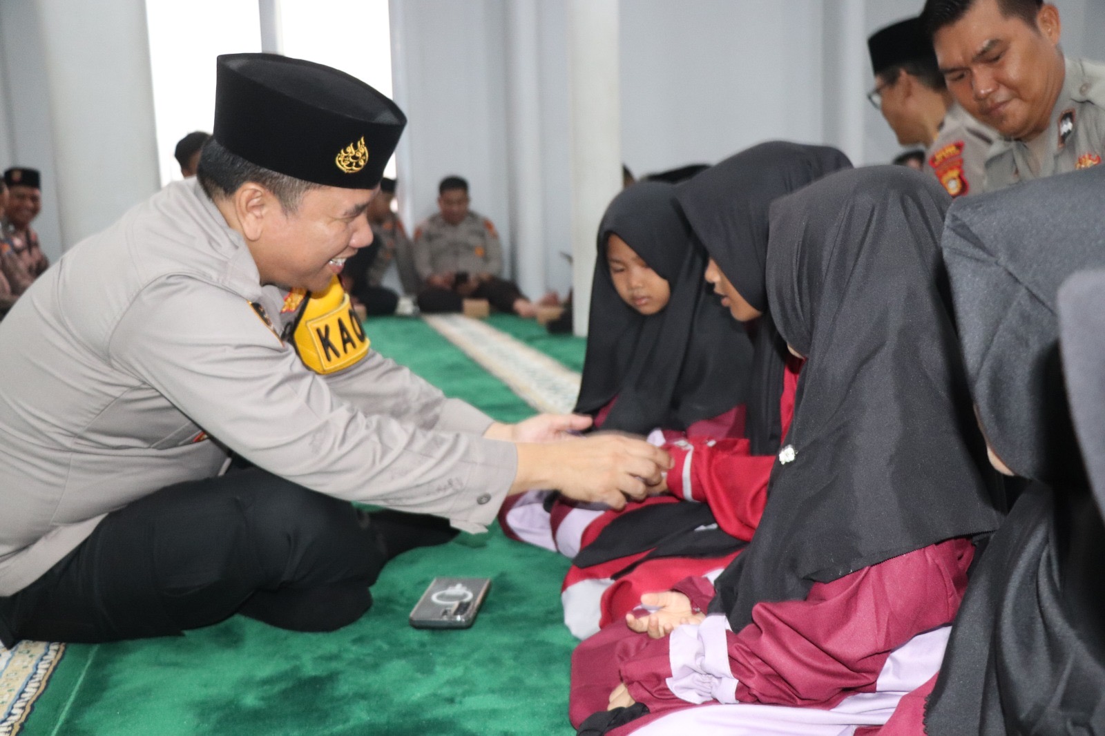 Kapolres Musi Rawas Berikan Tali Asih kepada Santri Pondok Tahfizh Masjid Agung, Bentuk Nyata Polisi Bersama Masyarakat