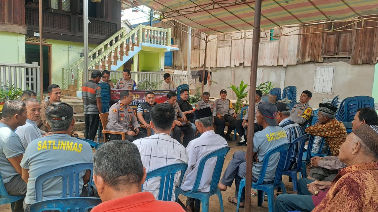 POLSEK PEMULUTAN OGAN ILIR GENCARKAN HIMBAUAN DAN LARANGAN KARHUTLA MELALUI PROGRAM TSKD (TOURING SAMBANG KE DESA-DESA)