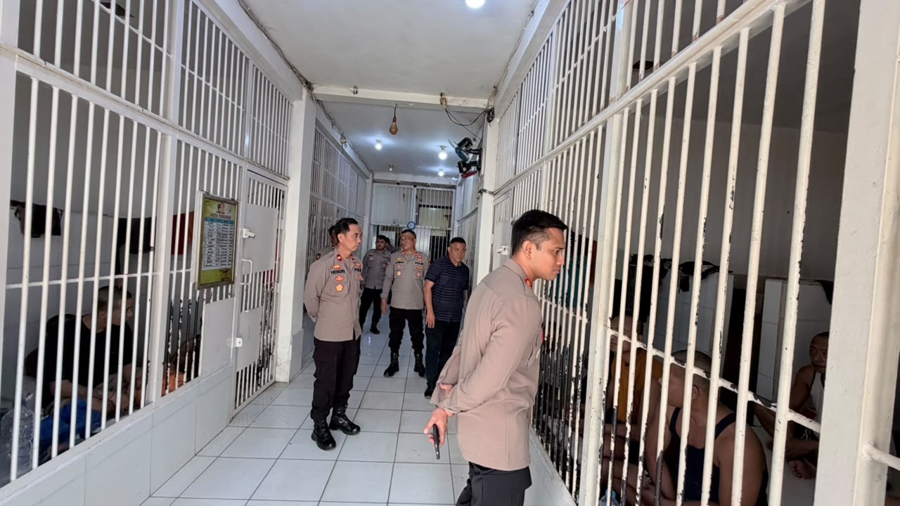 Pastikan Kebersihan dan Kesehatan, Kapolres OKU Timur Sidak Langsung Ruang Tahanan