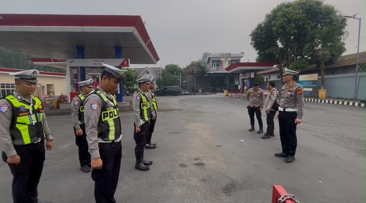 *Jaga Kenyamanan Aktivitas Pagi Masyarakat, Kasat Lantas Polres Empat Lawang Pimpin Pengamanan di SPBU Talang Banyu*