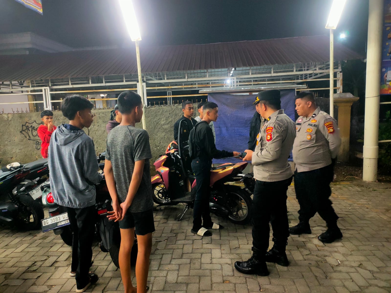 Sat Samapta bersama Piket Pamapta Polres Pagar Alam Bubarkan Balap Liar dan Beri Edukasi Humanis kepada Remaja di Air Perikan