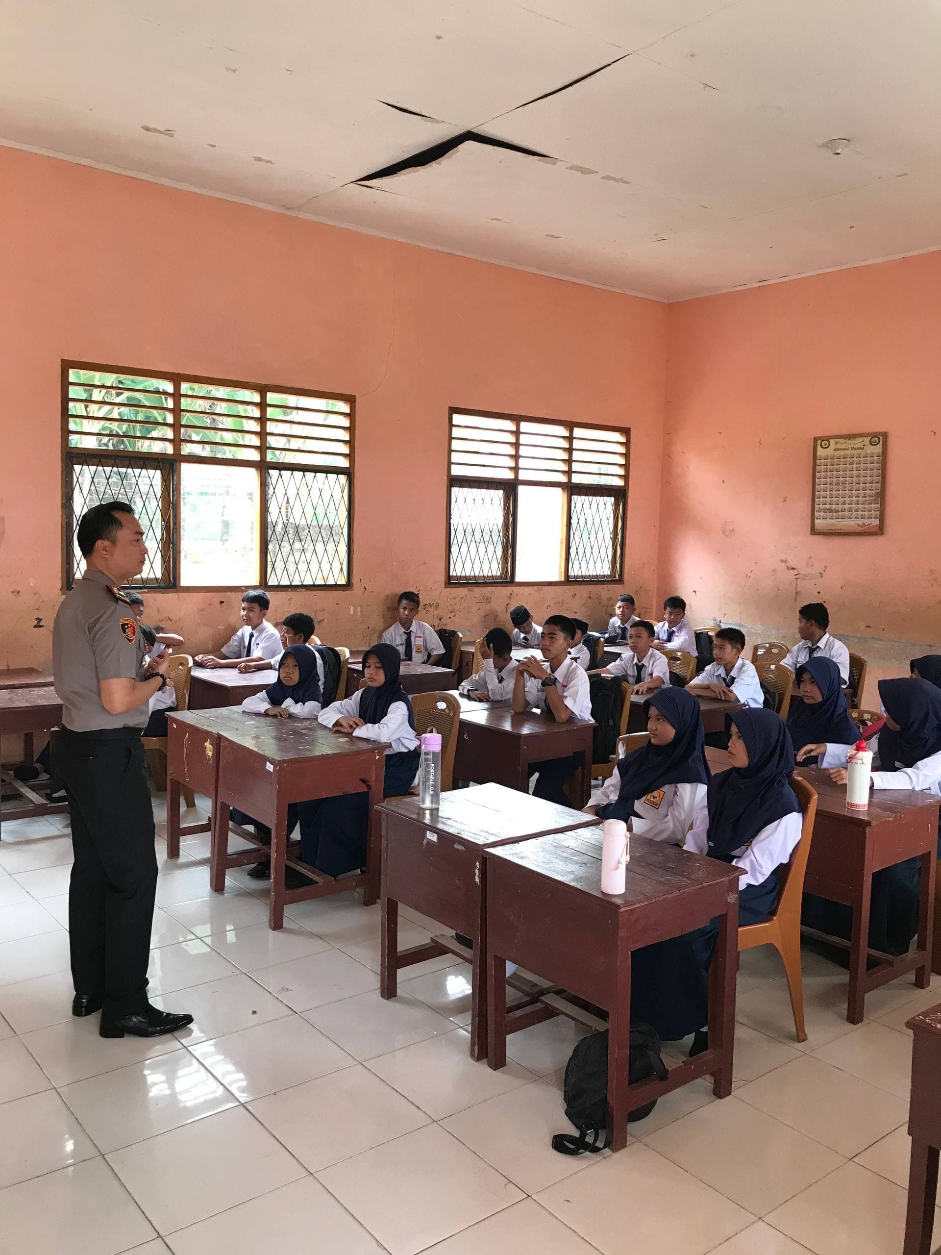 Dukung Program POLIDIK Kapolri, Polsek Lubuk Linggau Timur I Beri Pengamanan dan Pembinaan Pelajar SMP YP BI 11