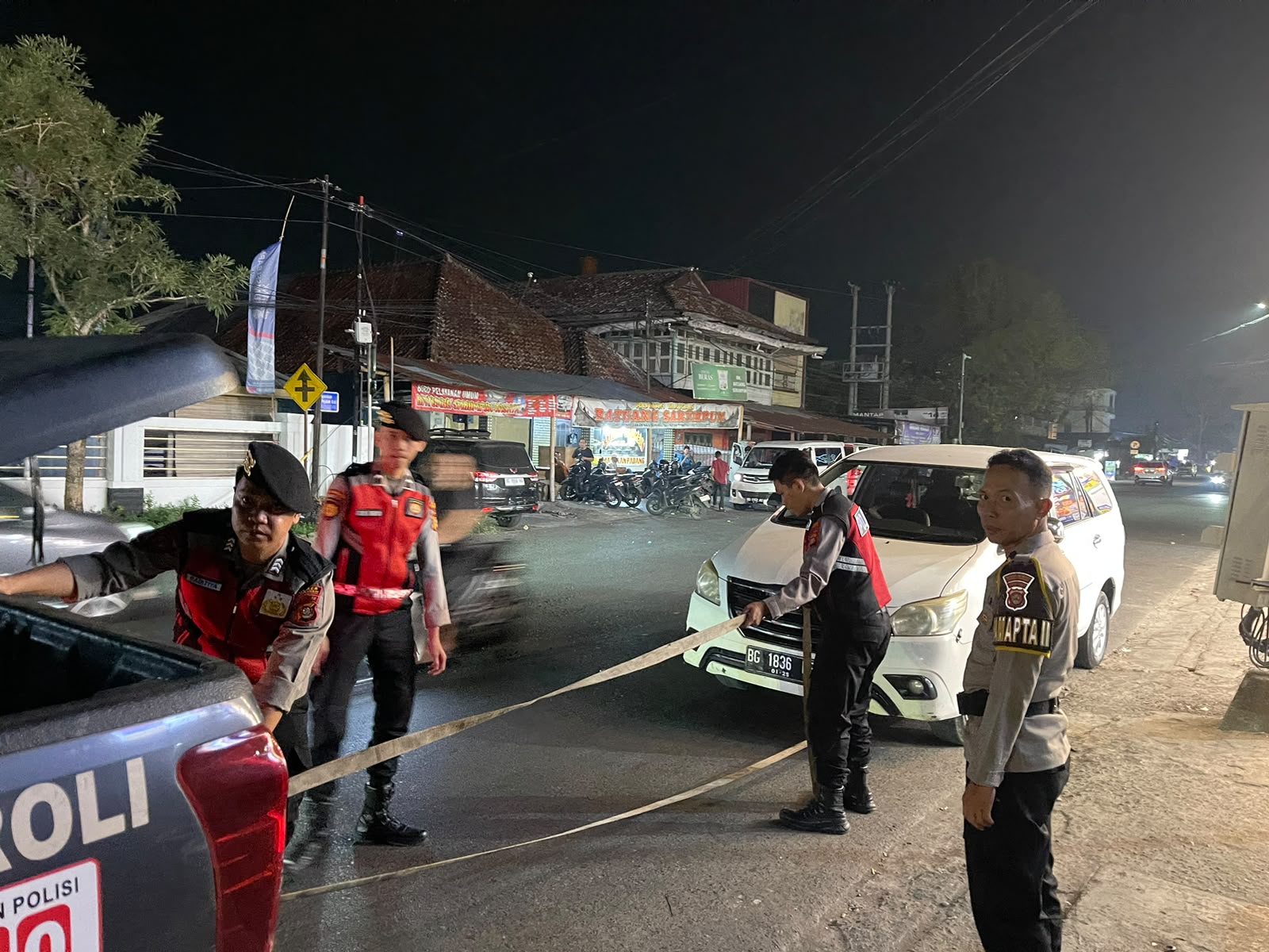 Sigap dan Humanis, Personel Sat Samapta Polres Lubuk Linggau Bantu Pemudik yang Mobilnya Mogok di Jalan