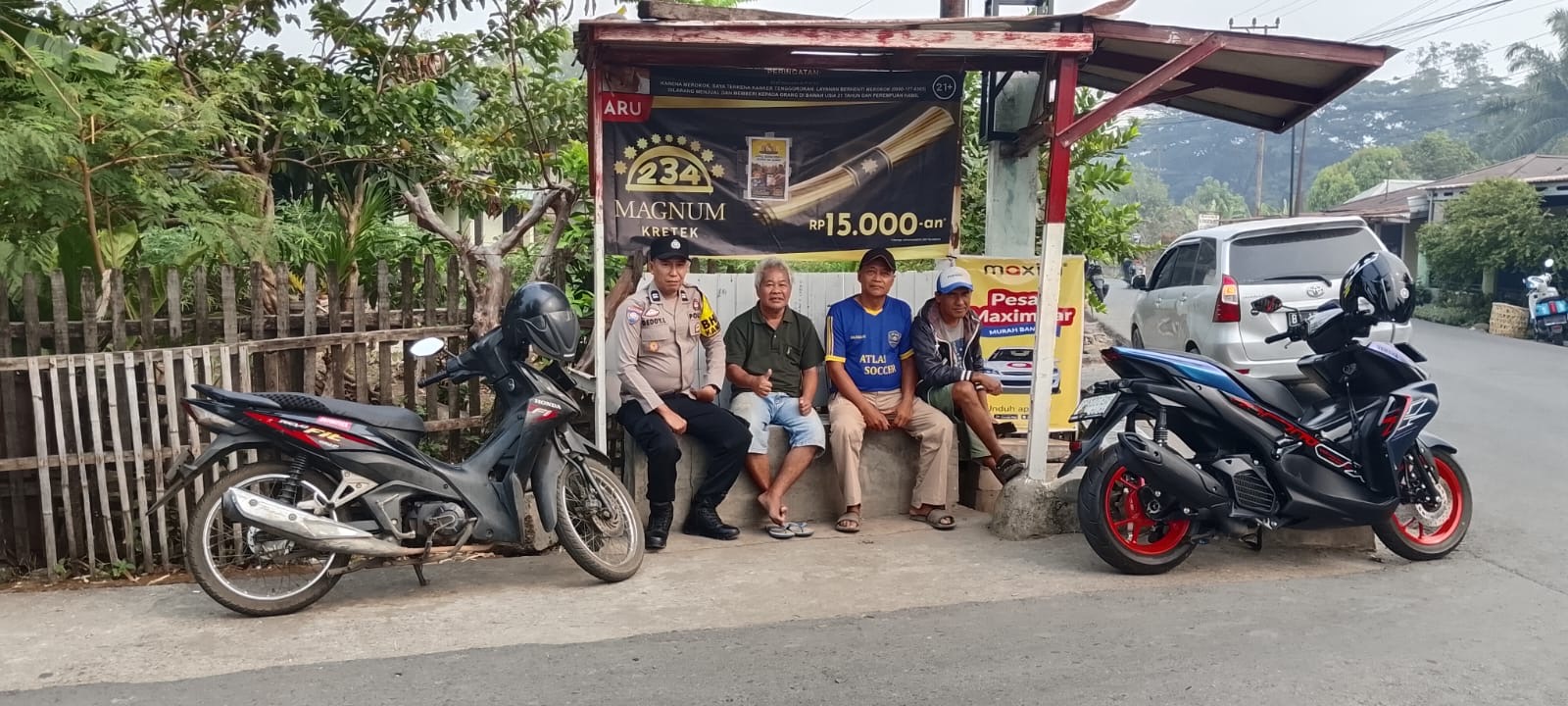 Polsek Kota Lahat Dekatkan Diri dengan Masyarakat Pasar Lama, Bantu Pendataan Calon Penerima Bansos
