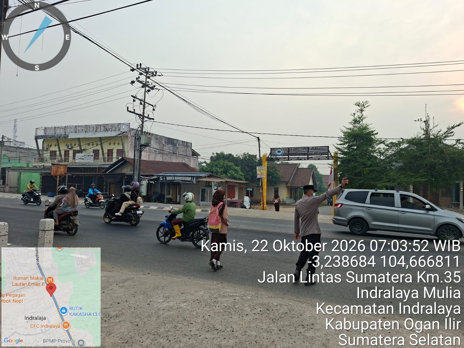 Hadir di Tengah Masyarakat, Polsek Indralaya Laksanakan Strong Point dan Pengaturan Lalu Lintas di Jam Masuk Sekolah