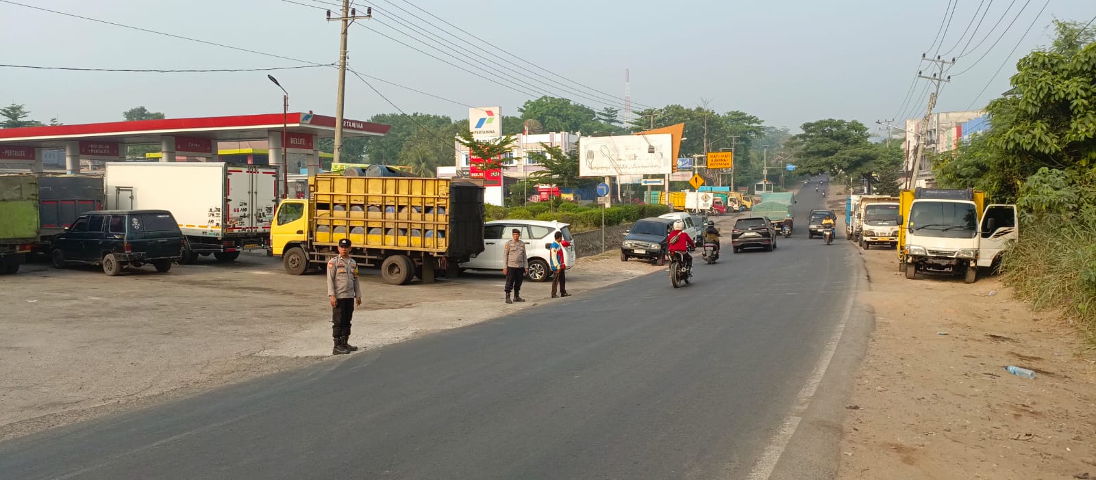 Polsek Baturaja Barat Laksanakan Pengaturan Lalu Lintas di SPBU Batukuning, Pastikan Antrean Tetap Tertib