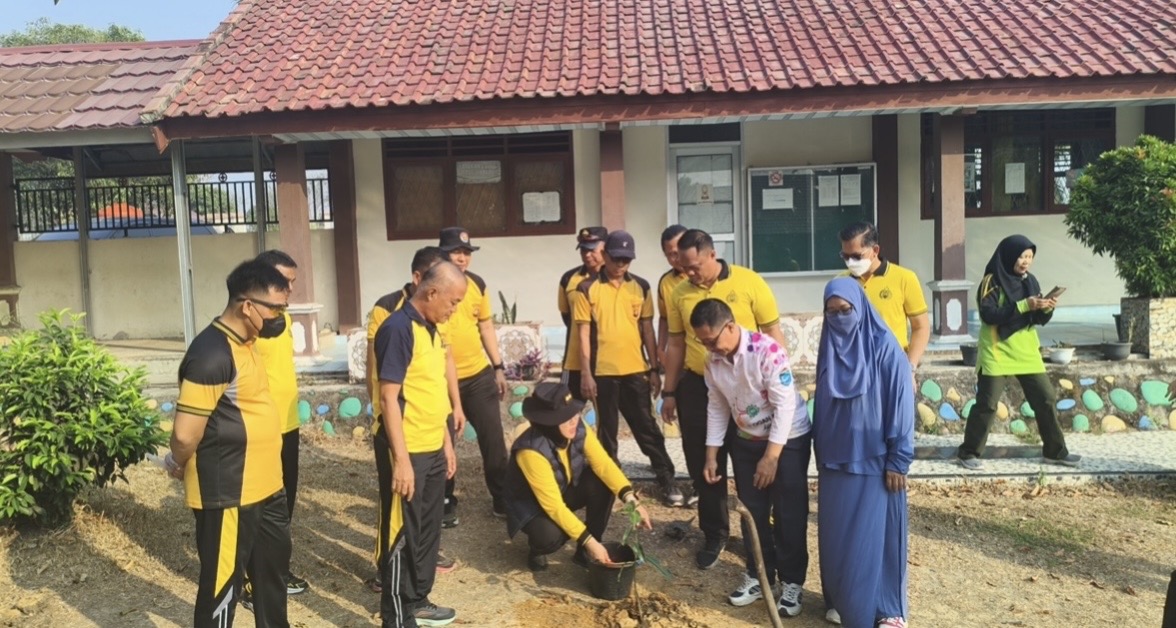 Polres Ogan Ilir Tanam 40 Bibit Pohon dalam Kegiatan Green Policing, Wujudkan Ruang Publik Hijau dan Bersih