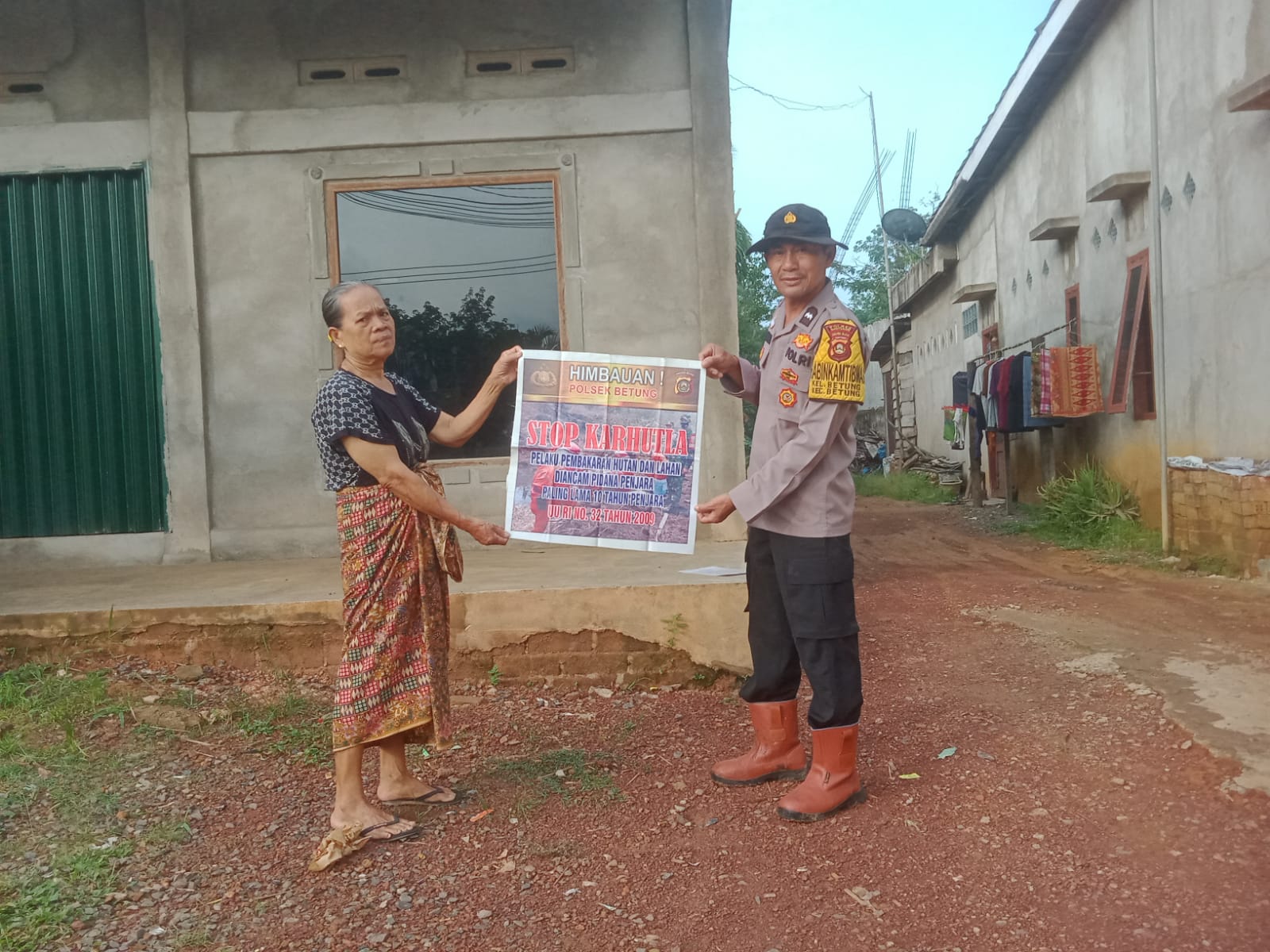 Bhabinkamtibmas Polsek Betung Sosialisasikan Pencegahan Karhutla di Kelurahan Betung