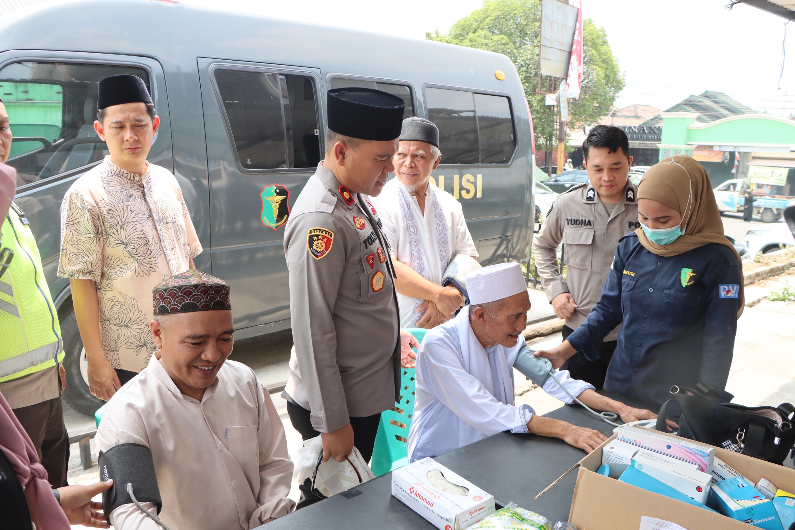 Dekat dengan Umat, Hadir Membawa Manfaat! Polres Muara Enim Gelar Safari Jumat, Layani Kesehatan Gratis hingga Salurkan Bansos