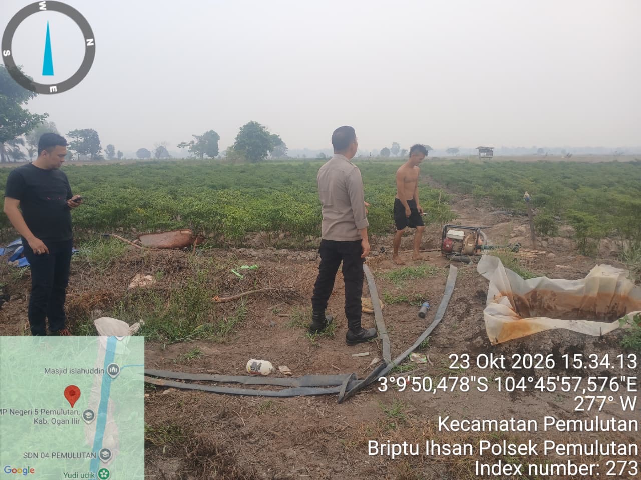 Polres Ogan Ilir melalui Polsek Pemulutan Bersama Warga Masyarakat Padamkan Karhutla di Desa Ulak Kembahang I, Api Berhasil Dipadamkan Total