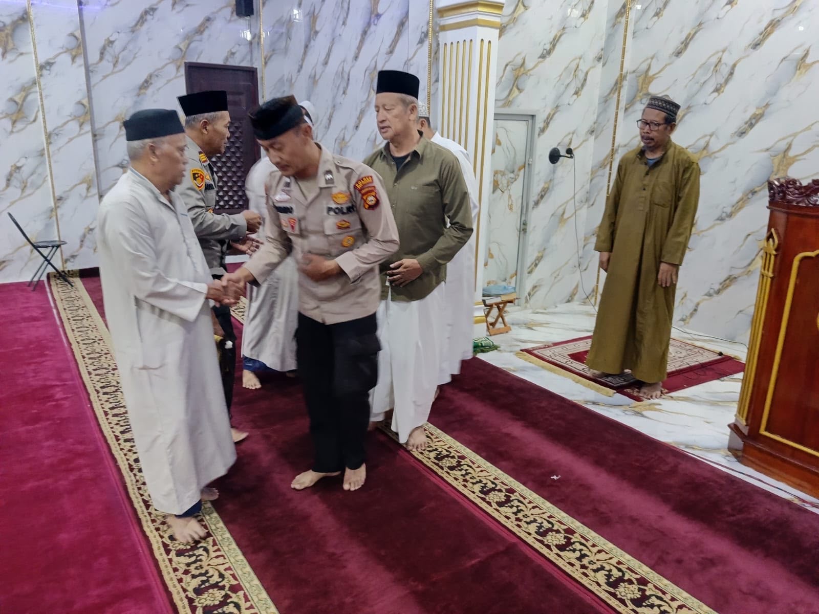 KAPOLSEK MUARADUA LAKSANAKAN SUBUH KELILING DI MASJID BAITUL MUSTAQIM