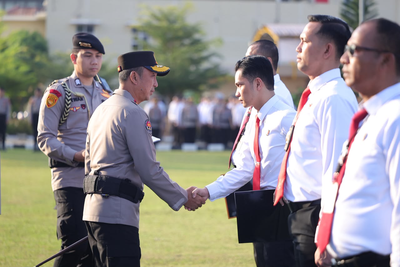 Pimpin Apel dan Serahkan Penghargaan, Kapolda Sumsel Tekankan Disiplin serta Jaga Kesehatan Personel