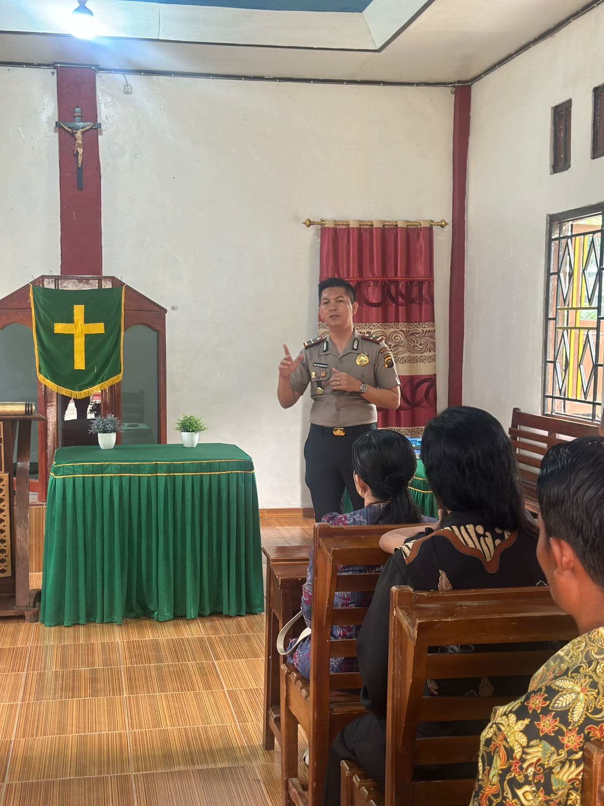 POLSEK BUAY PEMUKA PELIUNG LAKSANAKAN KEGIATAN MINGGU KASIH, BERIKAN BANTUAN SARANA KEBERSIHAN KEPADA GEREJA GKSBS