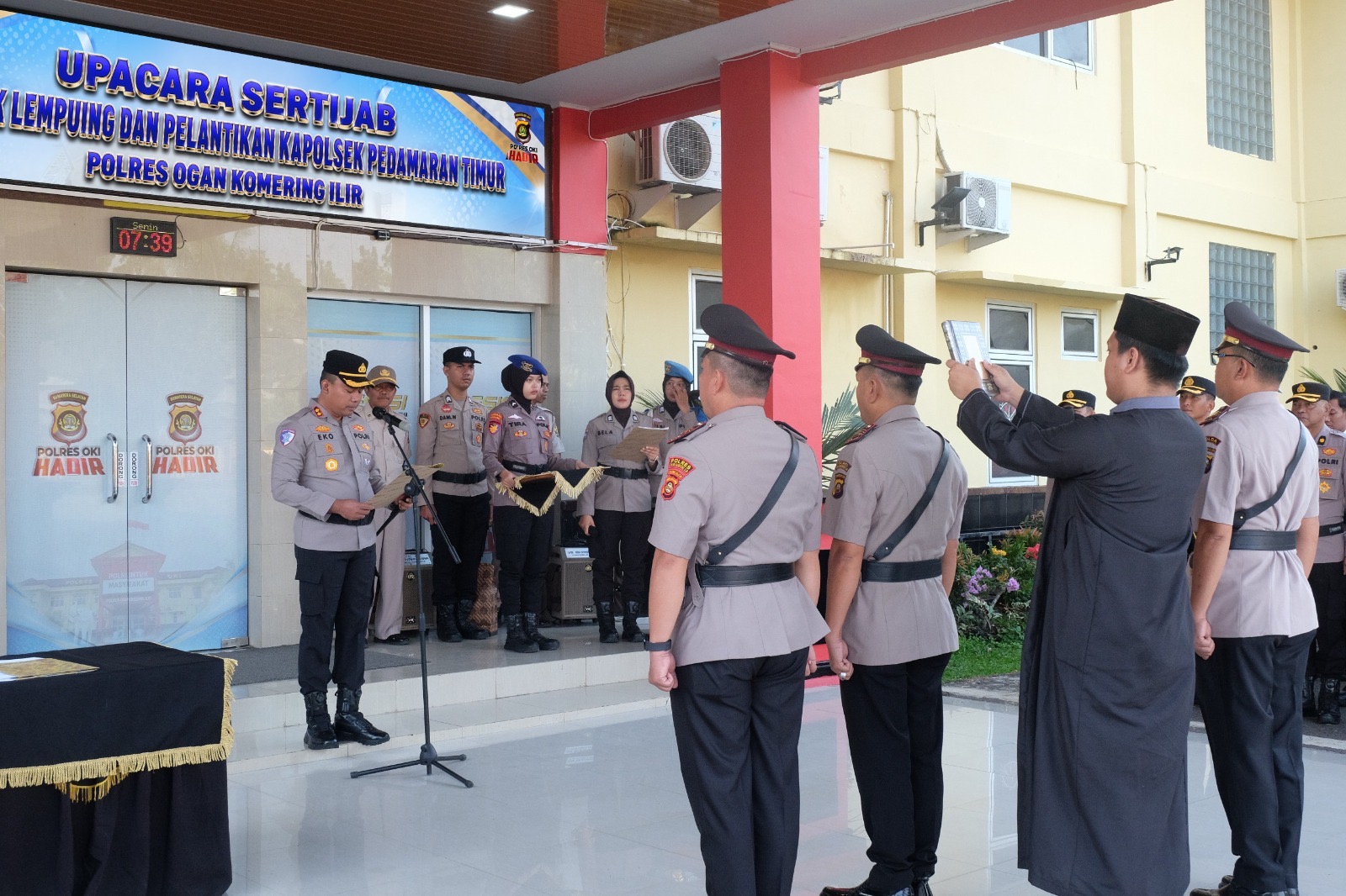 Sertijab Kapolsek Lempuing dan Pelantikan Kapolsek Pedamaran Timur Tandai Regenerasi Kepemimpinan di Polres OKI