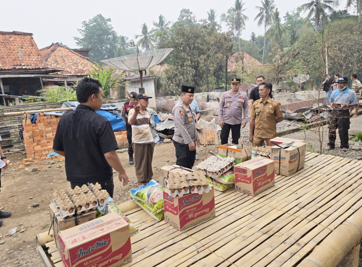Kepedulian Polri, Kapolres Musi Rawas Tinjau Empat Rumah Korban Kebakaran dan Salurkan Sembako, Bentuk "Polisi Bersama Masyarakat"