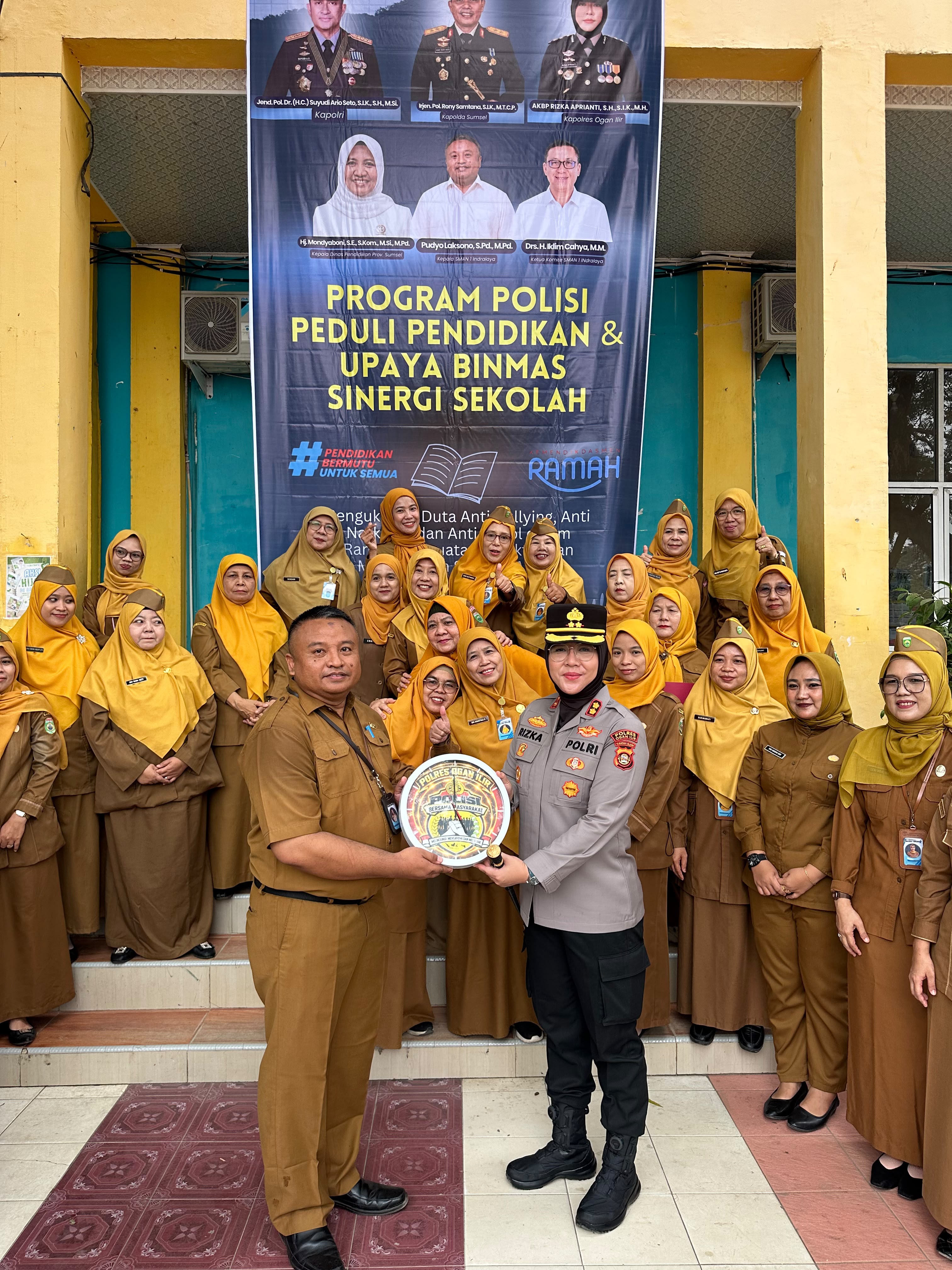 Polres Ogan Ilir melalui Program Polisi Peduli Pendidikan, Kapolres Ogan ilir Jadi Inspektur Upacara dan Berikan Edukasi serta Motivasi kepada Siswa SMA Negeri 1 Indralaya