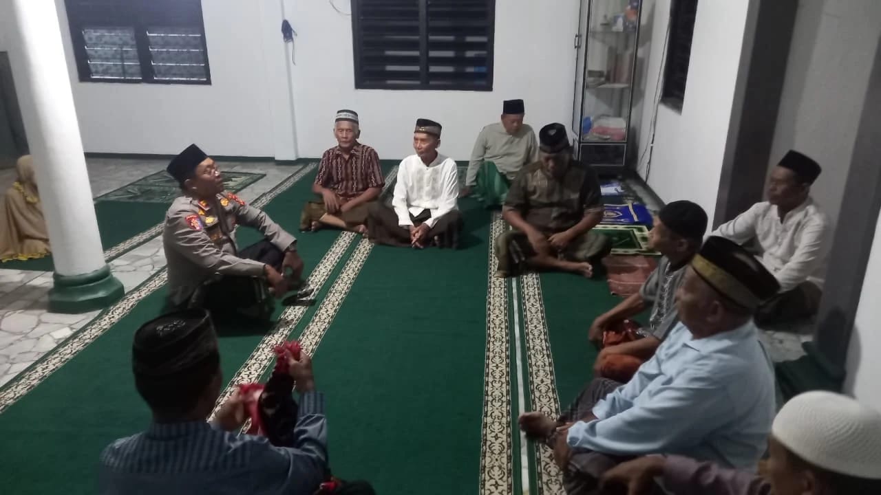 Polisi Hadir di Tengah Jamaah, Polsek Buay Madang Timur Gelar Sholat Subuh Keliling