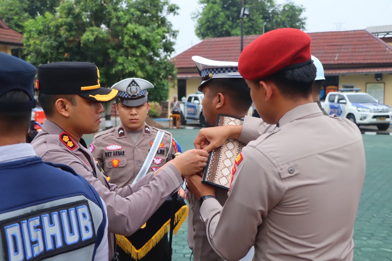 Bhabinkamtibmas Polsek Belitang III Lakukan Patroli Karhutla bersama unsur pemerintah desa dengan masyarakat