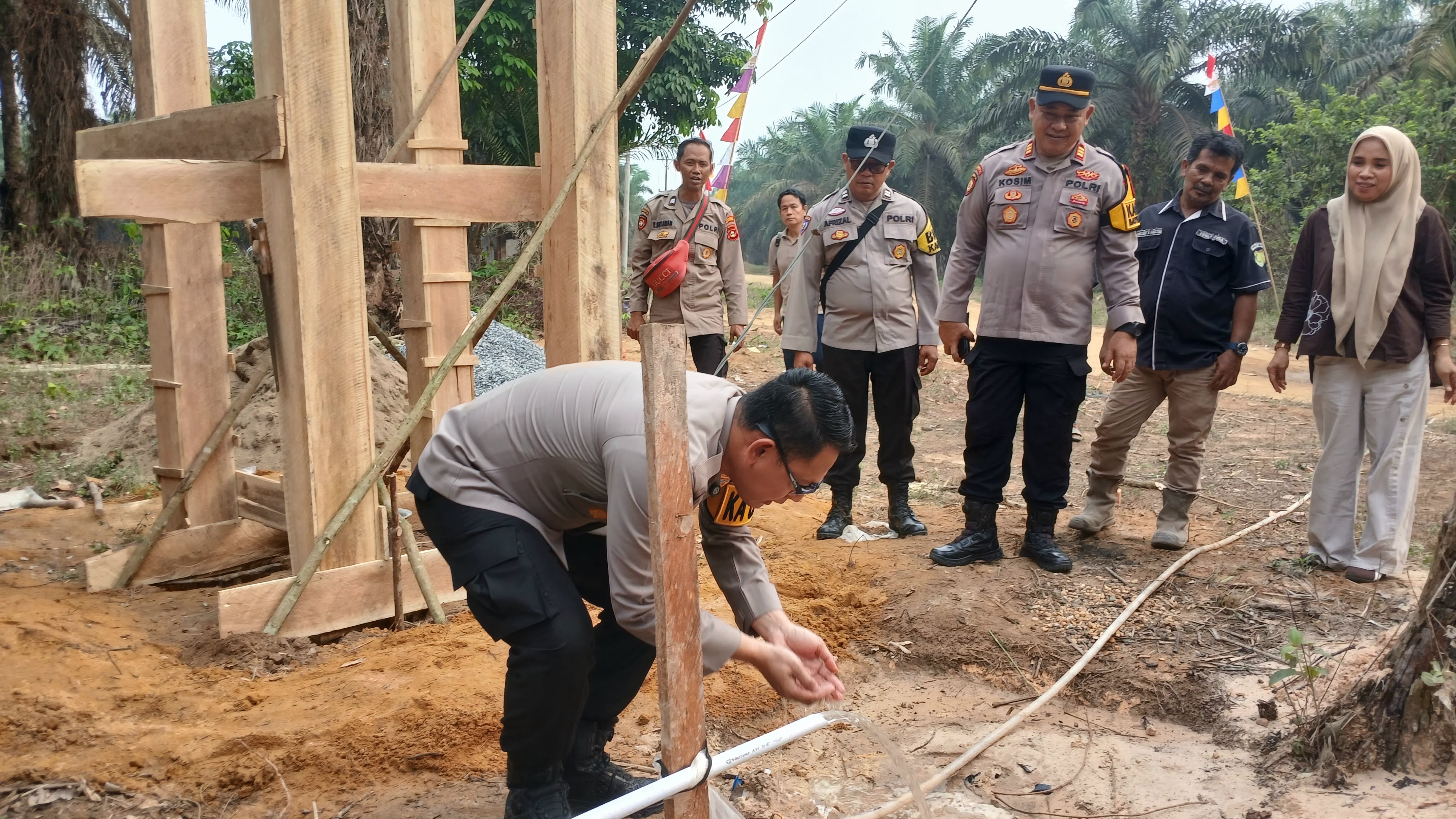Kapolres Muba Sambangi Warga Terdampak Karhutla di Muara Medak, Siapkan Pengecekan Sumur Bor dan Perkuat Pencegahan Kebakaran