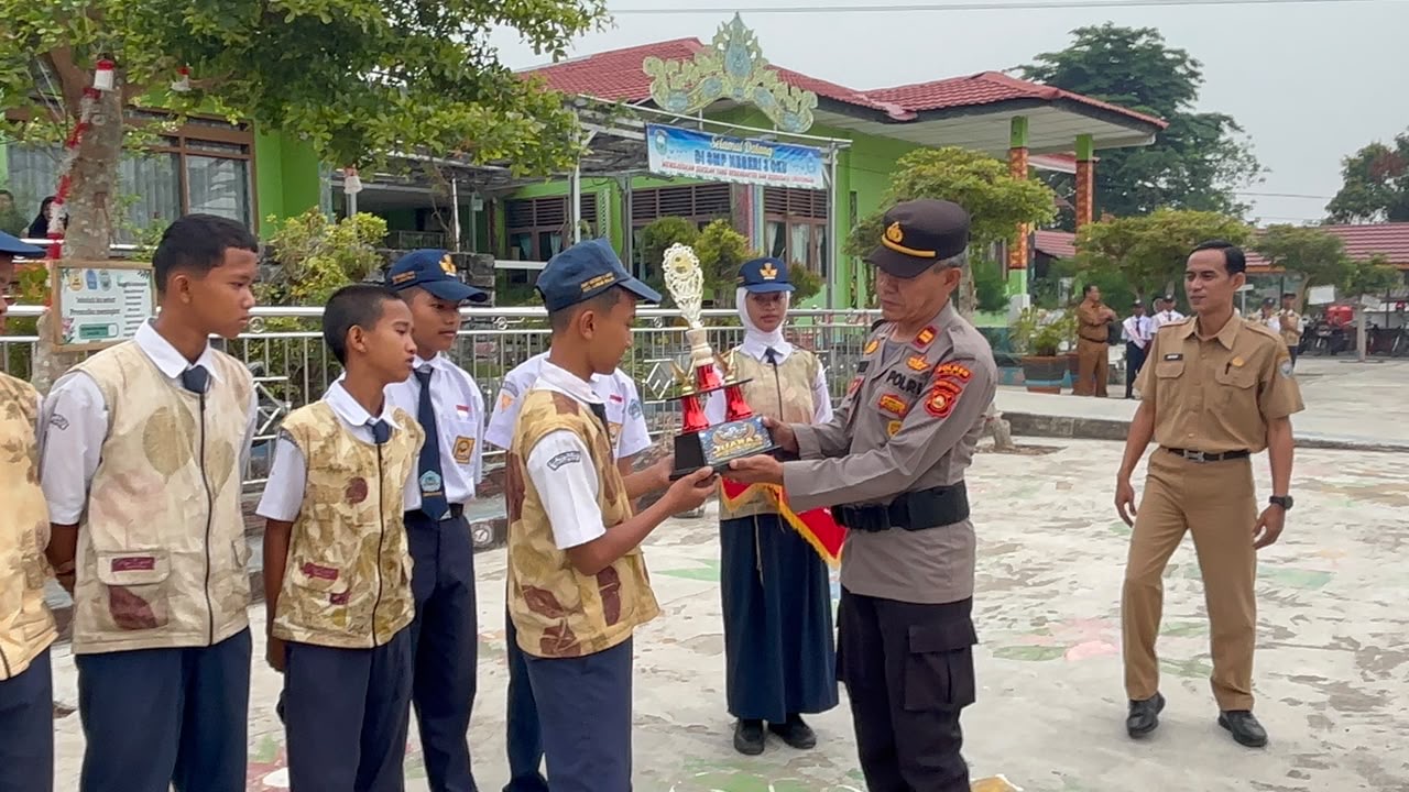 Kapolsek Lubuk Raja IPTU Hartomi Jadi Pembina Upacara di SMPN 3 OKU, Ajak Pelajar Jauhi Bullying dan Kenakalan Remaja