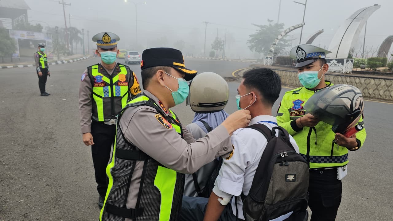 Kapolres Musi Rawas Turun ke Jalan, Atur Lalu Lintas dan Bagikan Masker, Wujud Nyata Program “Polisi Bersama Masyarakat”