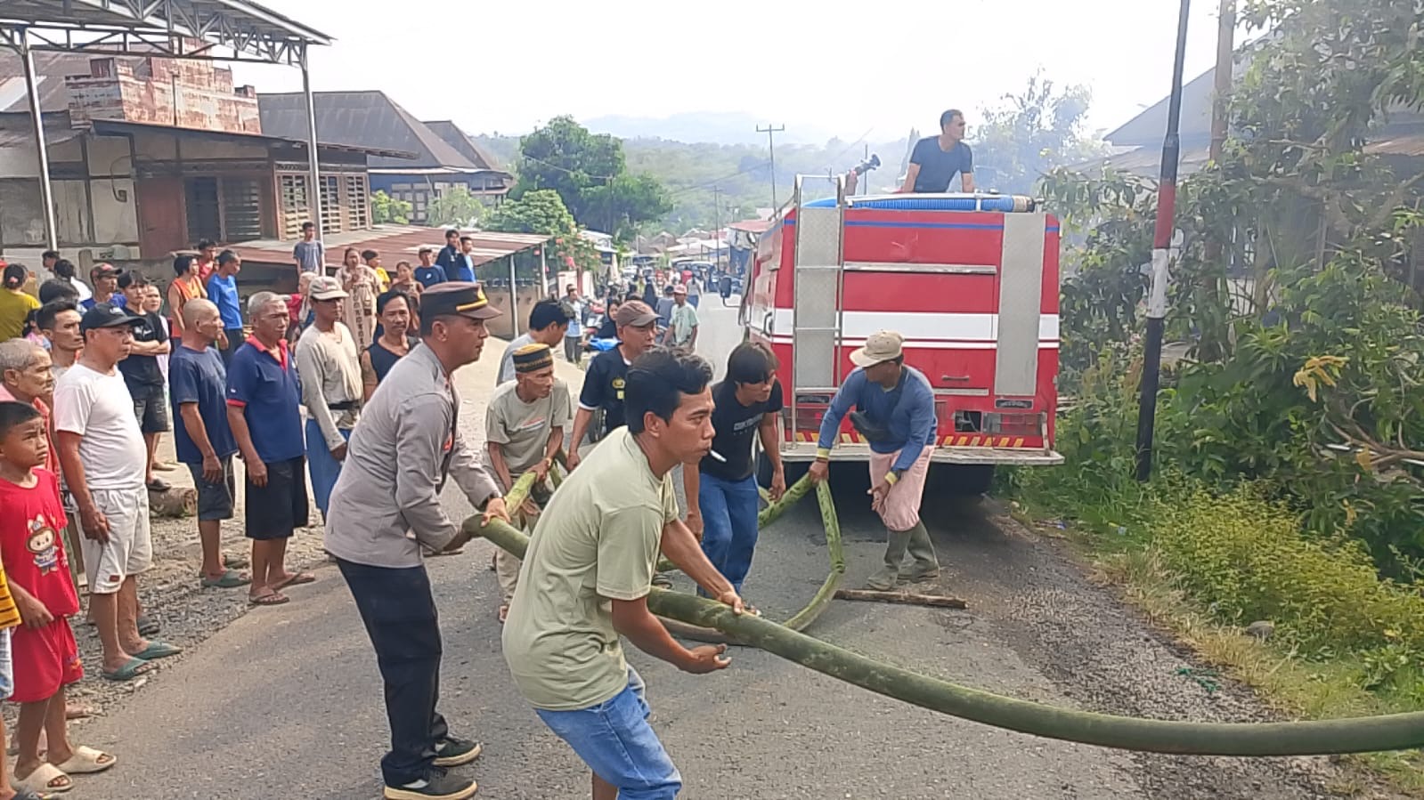 Polsek Ulu Musi Sigap Datangi TKP dan Bantu Padamkan Kebakaran Dua Rumah Warga di Desa Padang Tepong