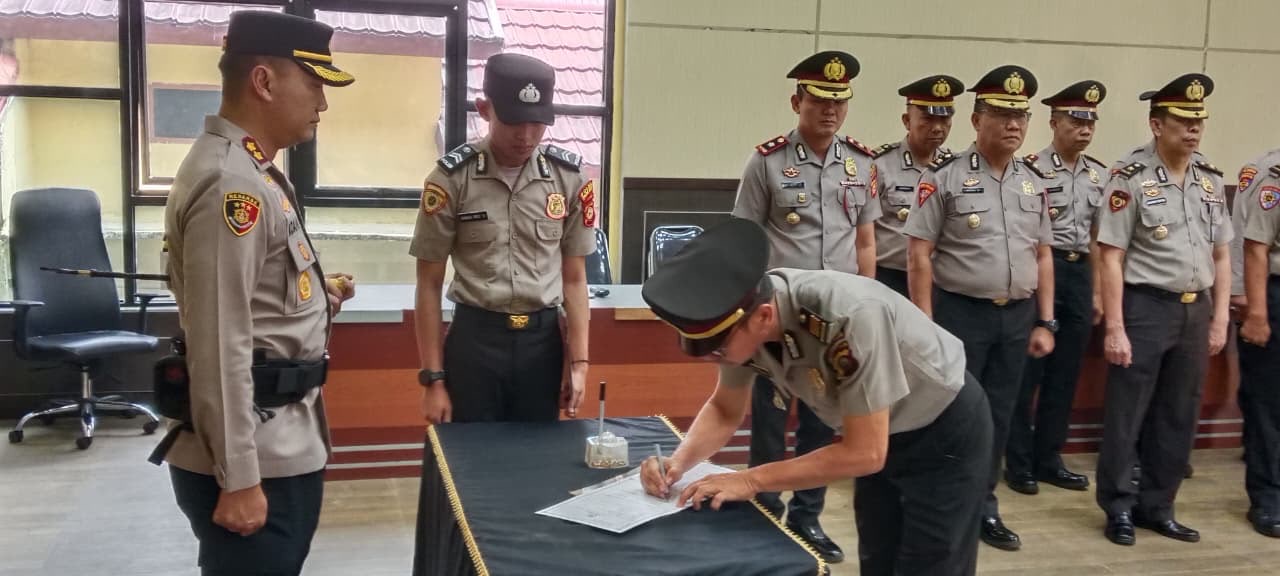 Kapolres Pagar Alam Pimpin Pengambilan Sumpah Jabatan Kabag Logistik