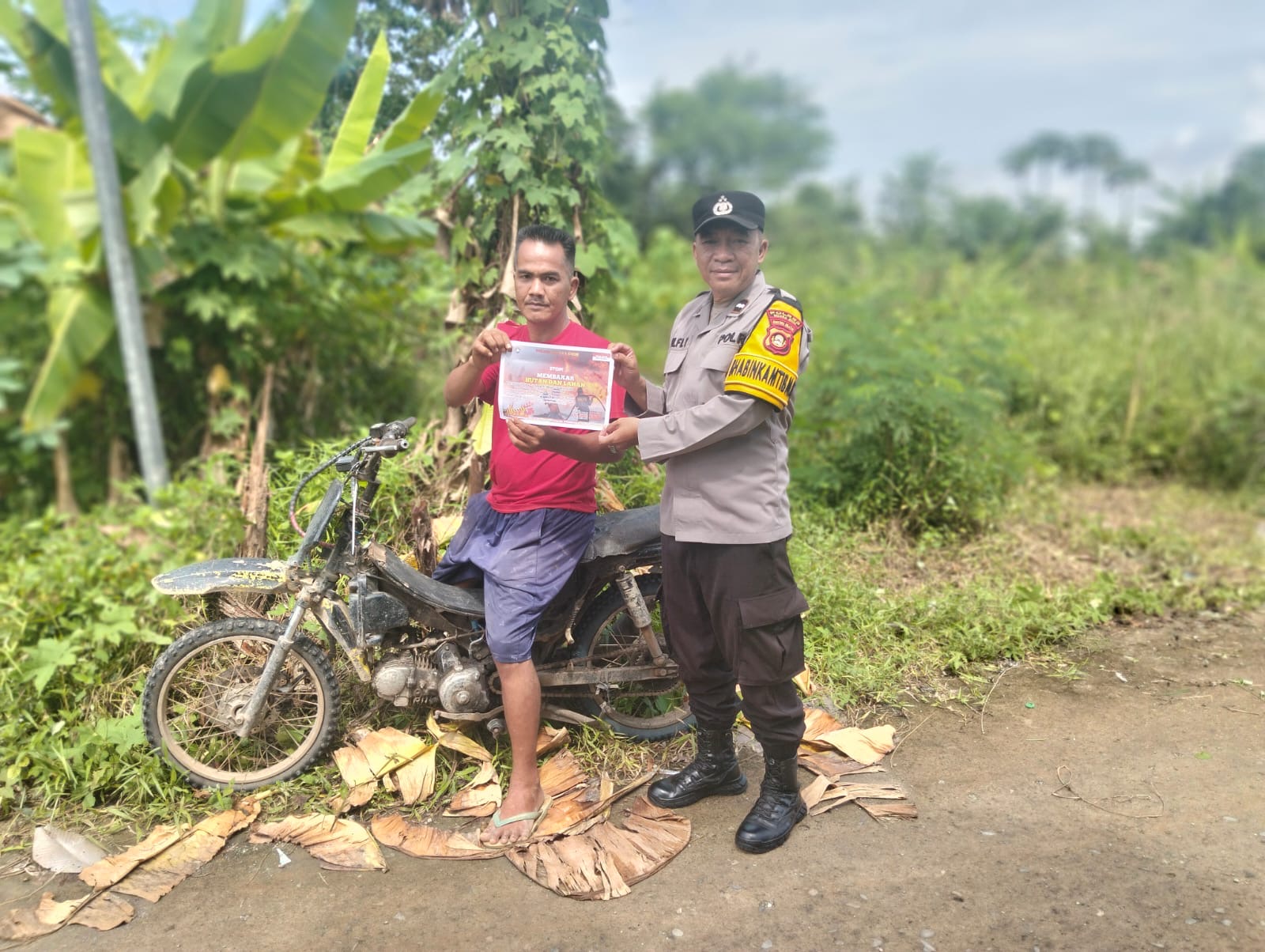 Bhabinkamtibmas Polsek Gunung Megang Gencarkan Edukasi Pencegahan Karhutla kepada Warga