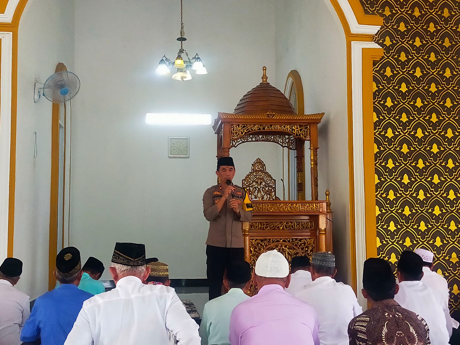 WAKA POLRES OKU TIMUR LAKSANAKAN KEGIATAN JUM'AT KELILING DI MASJID JAMI AT-TAQWA DESA CIPTA MUDA