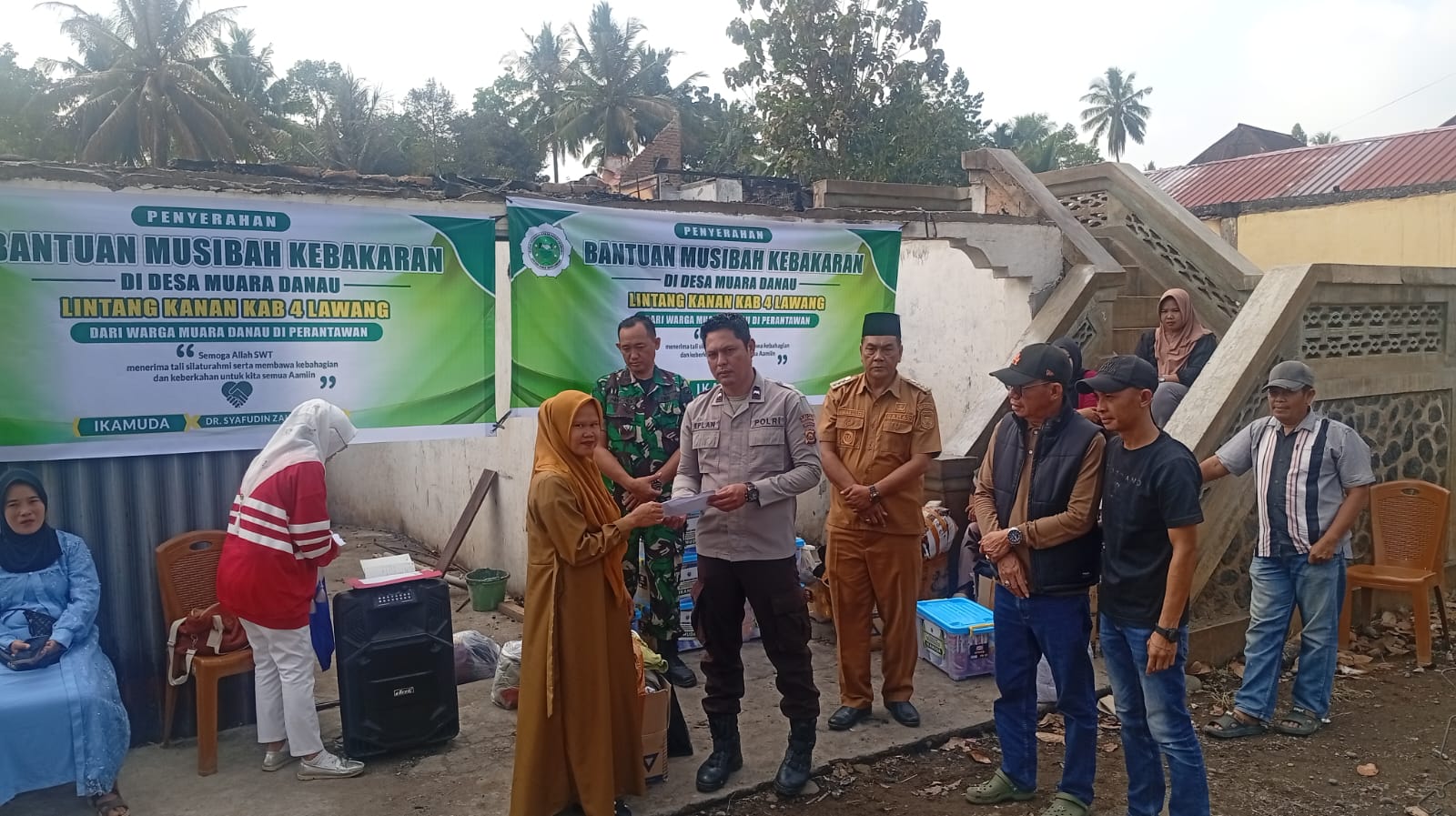 Polsek Lintang Kanan Hadiri Penyerahan Bantuan Korban Kebakaran di Muara Danau, Wujud Kepedulian dan Solidaritas Warga
