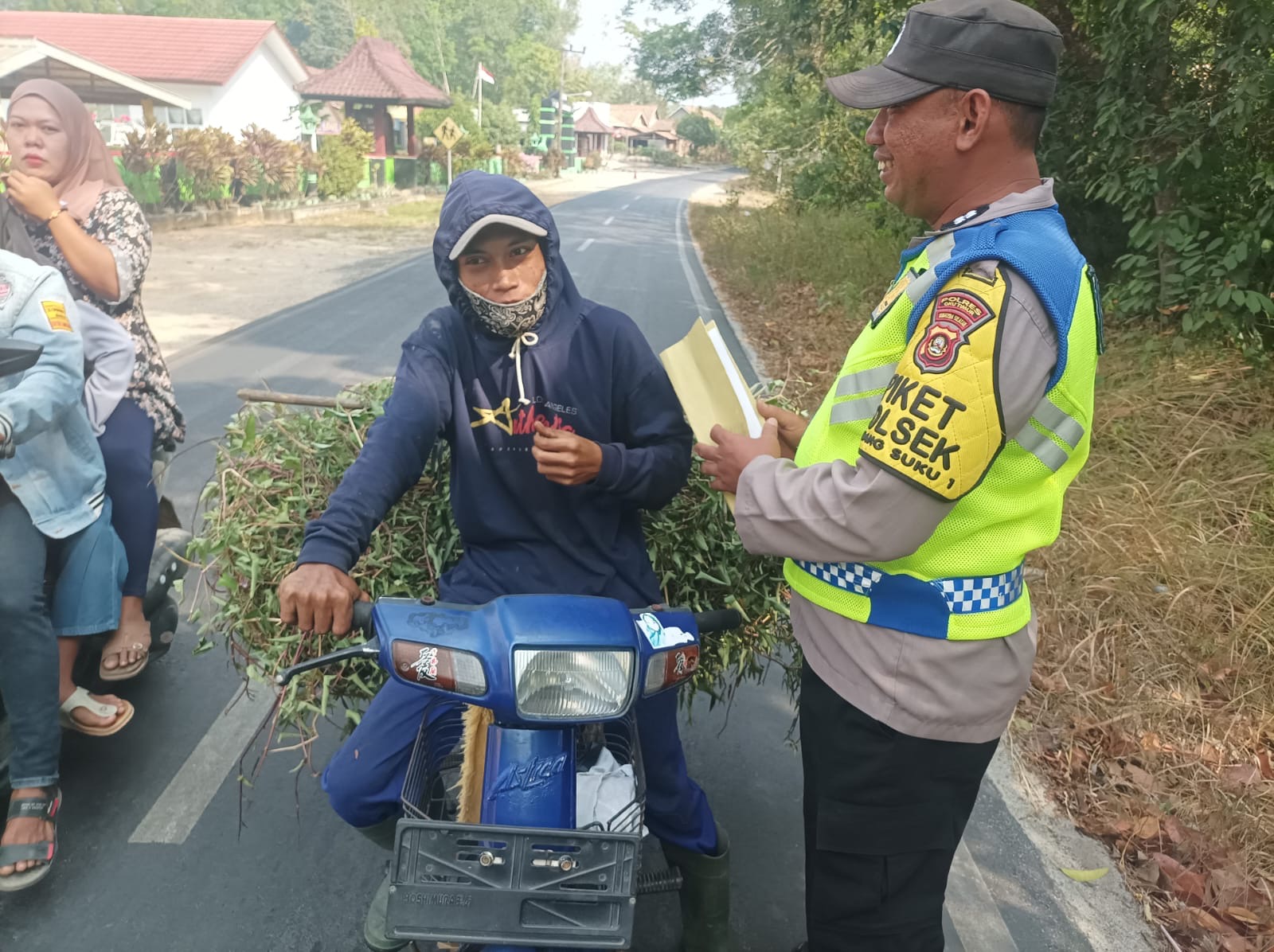PERSONEL POLSEK MADANG SUKU I LAKSANAKAN KEGIATAN MITIGASI KARHUTLA DI WILKUM POLRES OKU TIMUR