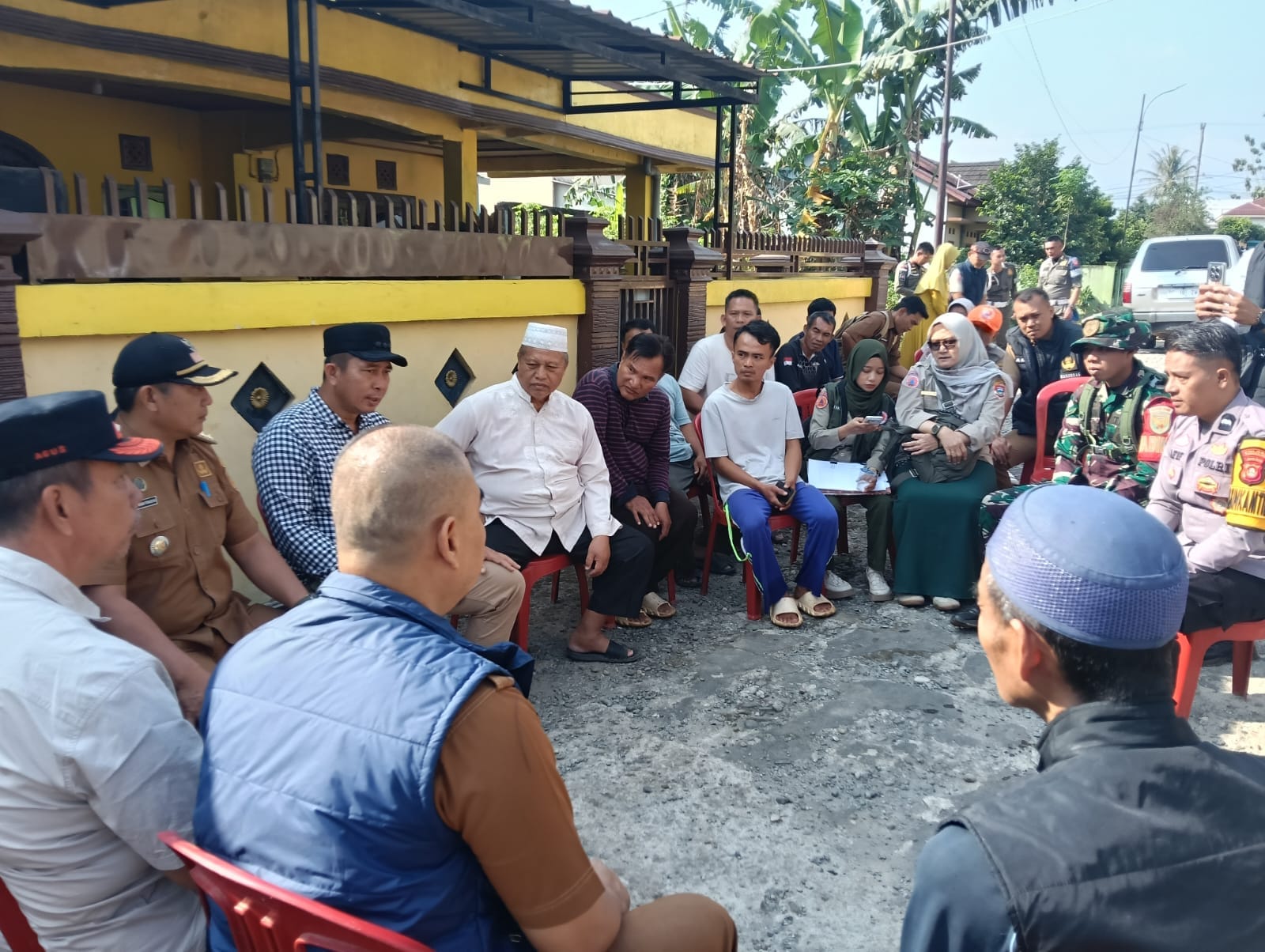 Bhabinkamtibmas Tumbak Ulas Dampingi Wali Kota Pagar Alam Sosialisasikan Antisipasi Longsor dan Cuaca Kemarau