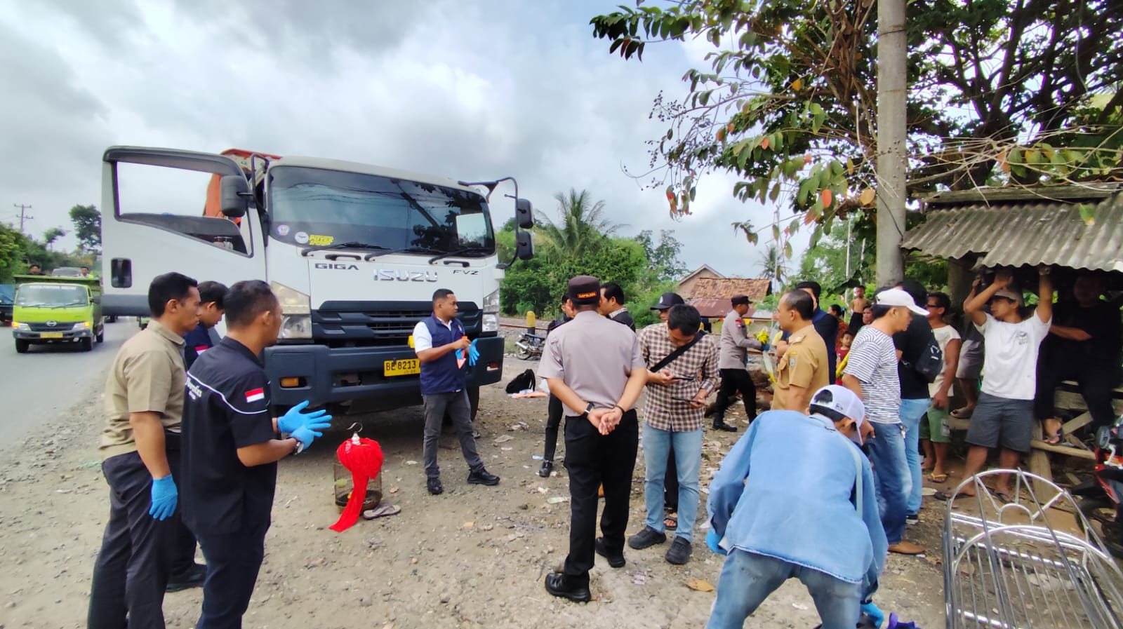 Personel Polres Oku Datangi Lokasi Penemuan Mayat Laki Laki Di Dalam Mobil Truck Berat Sepancar Lawang Kulon