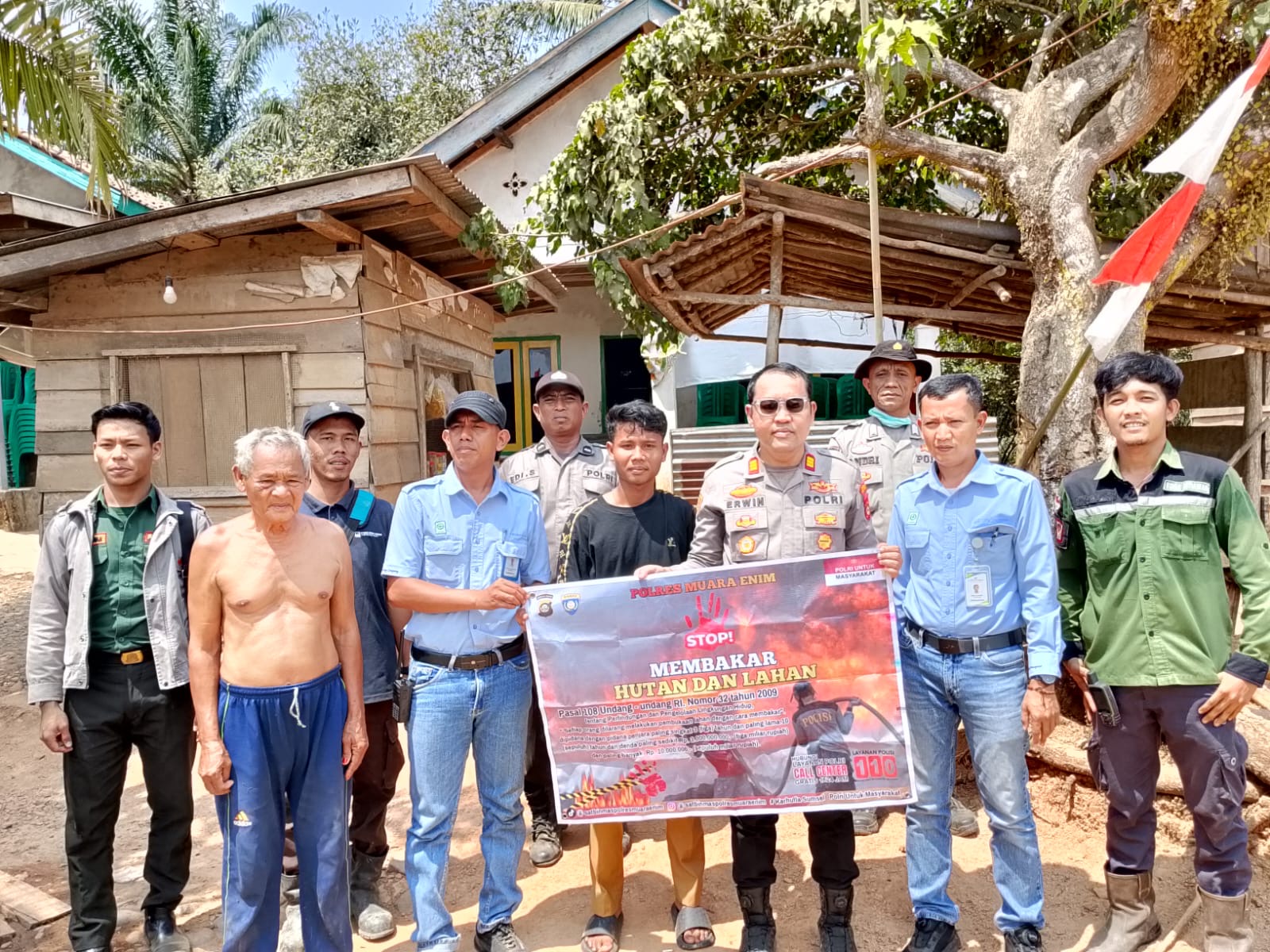 Cegah Karhutla Sejak Dini, Kapolsek Gunung Megang Bersama Bhabinkamtibmas Gencarkan Edukasi kepada Warga Benakat