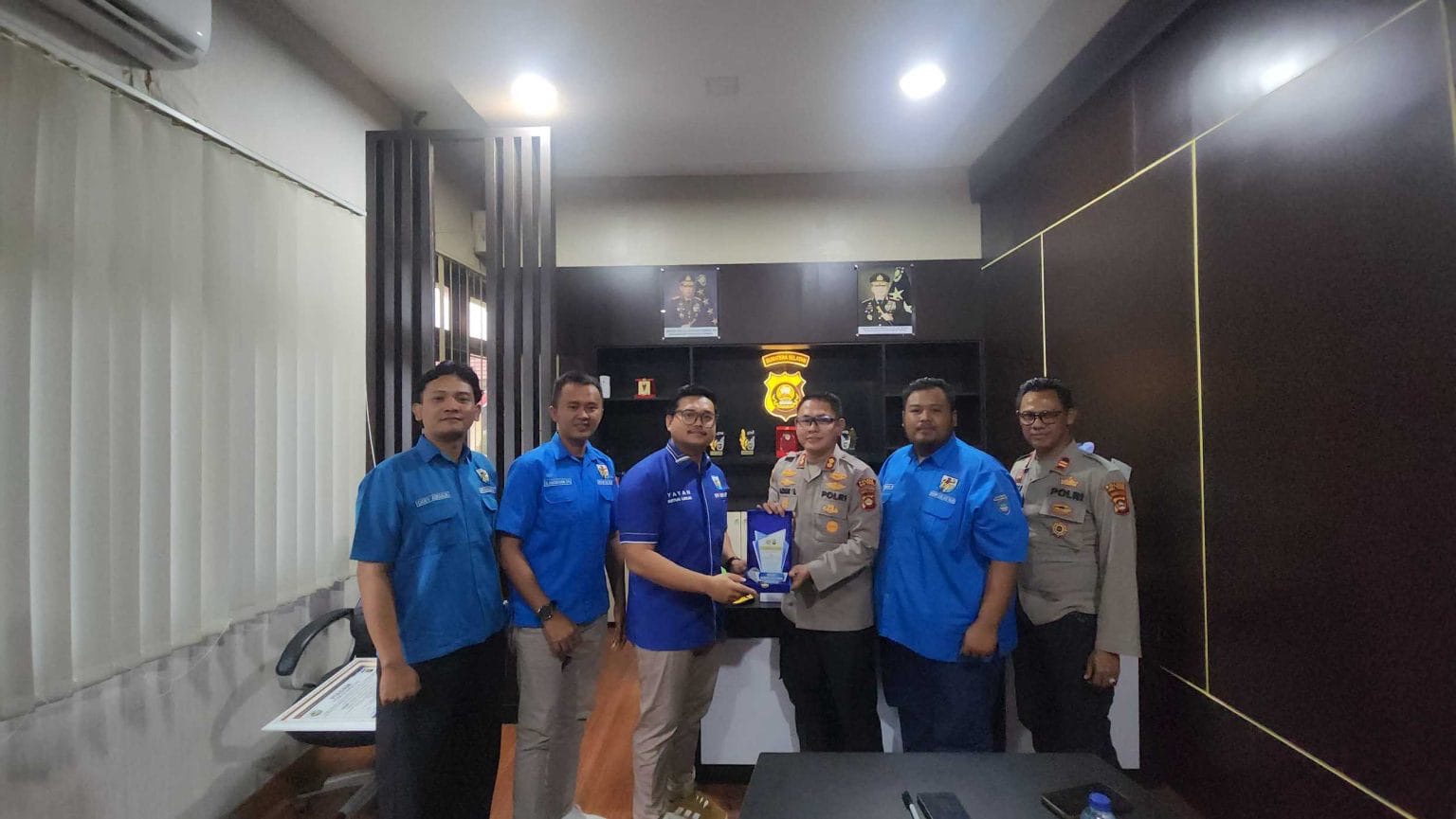 KNPI OKU Timur Anugerahkan Penghargaan kepada Kapolres, Apresiasi Komitmen Pembinaan Generasi Muda