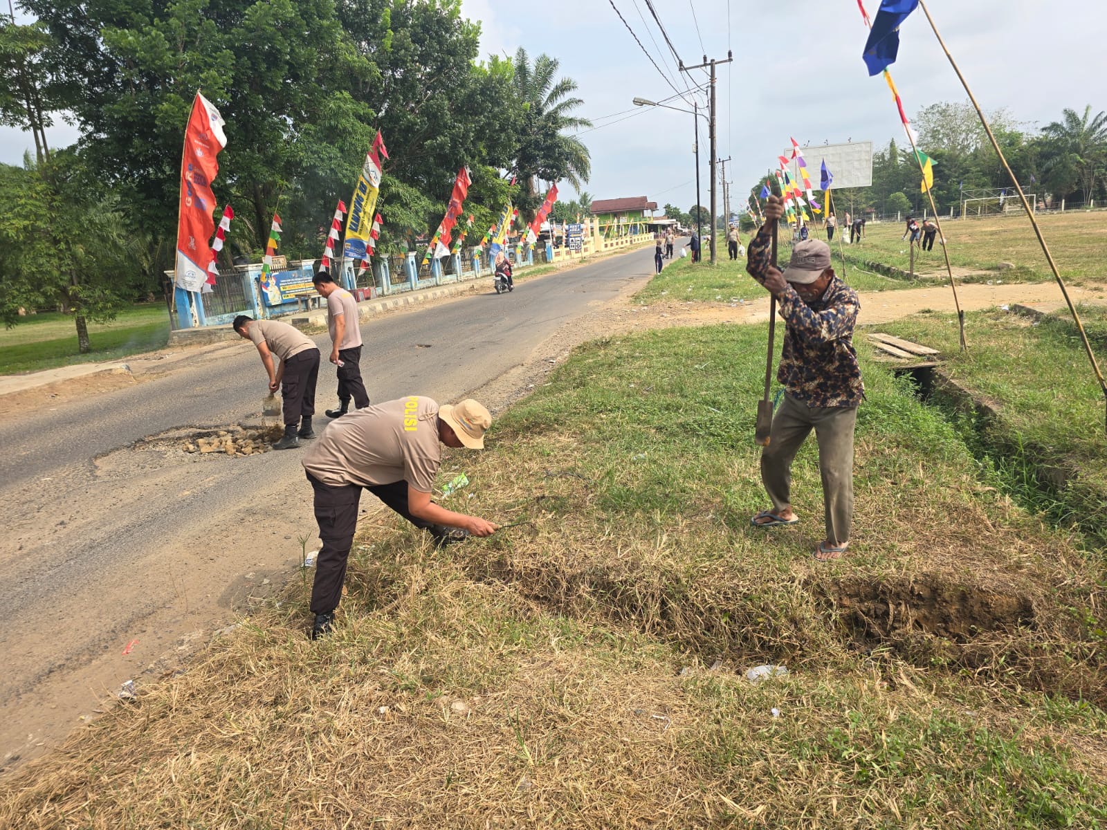 Sambut HUT RI ke-81, Polsek BTS Ulu Bersama Kecamatan dan Karang Taruna Gelar Aksi Gotong Royong "Belida Asri"