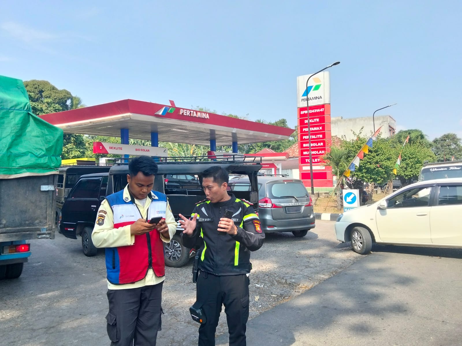 SATLANTAS POLRES LAHAT LAKSANAKAN HIMBAUAN DAN ASISTENSI DI SPBU MARSAL, ANTISIPASI PENUMPUKAN ANTREAN KENDARAAN
