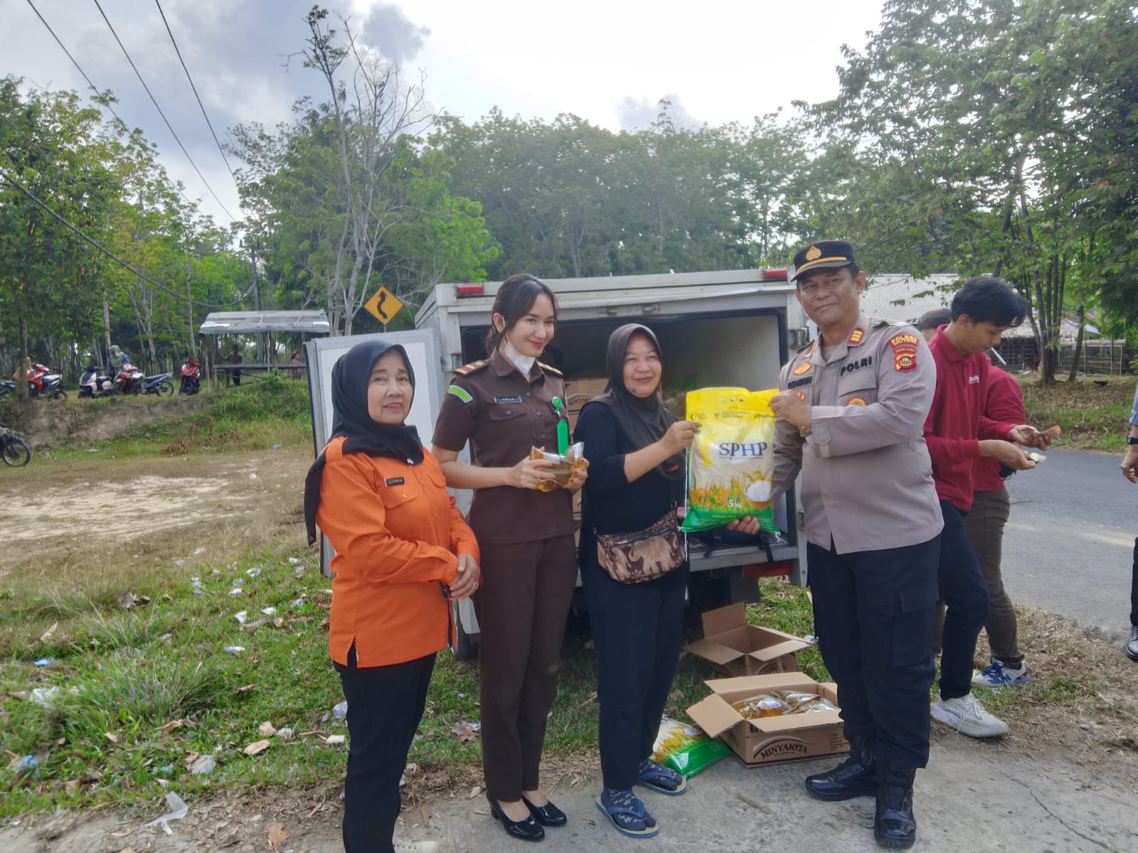 Pasar Murah Pemkab PALI Digelar di Desa Air Itam, Polsek Penukal Pastikan Kegiatan Berjalan Aman dan Lancar