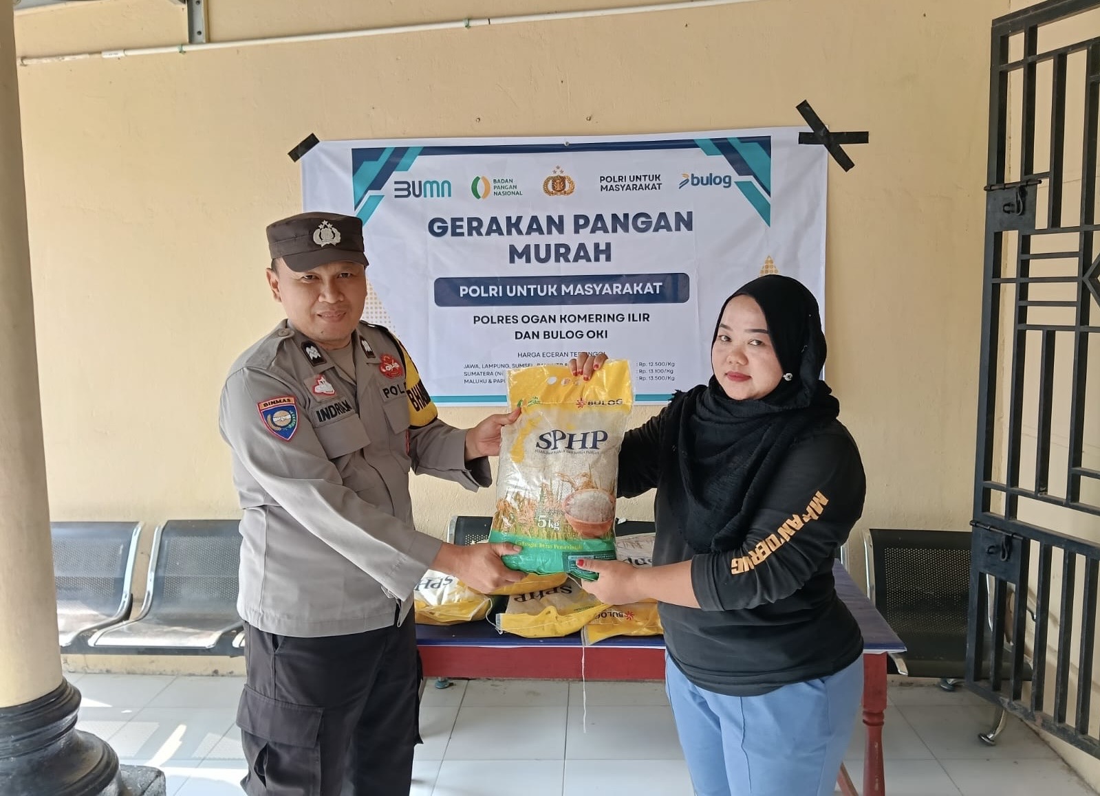 Polsek Lempuing Kawal Gerakan Pangan Murah, 5 Ton Beras SPHP Disalurkan untuk Empat Desa
