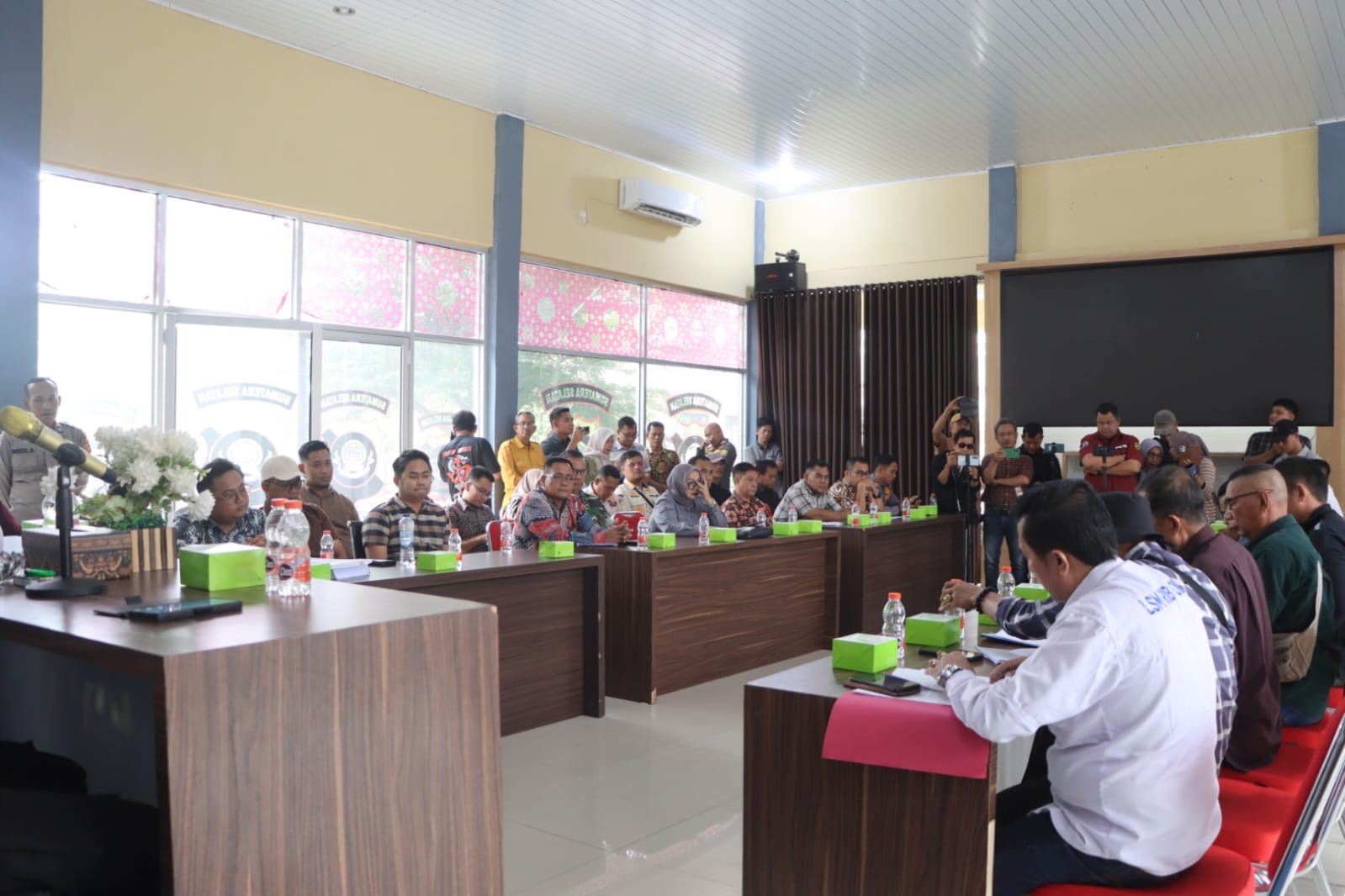 Polres Oku Fasilitasi Mediasi Antara PT. KIT Dan LSM RIB Yang Mewakili Masyarakat Kurup